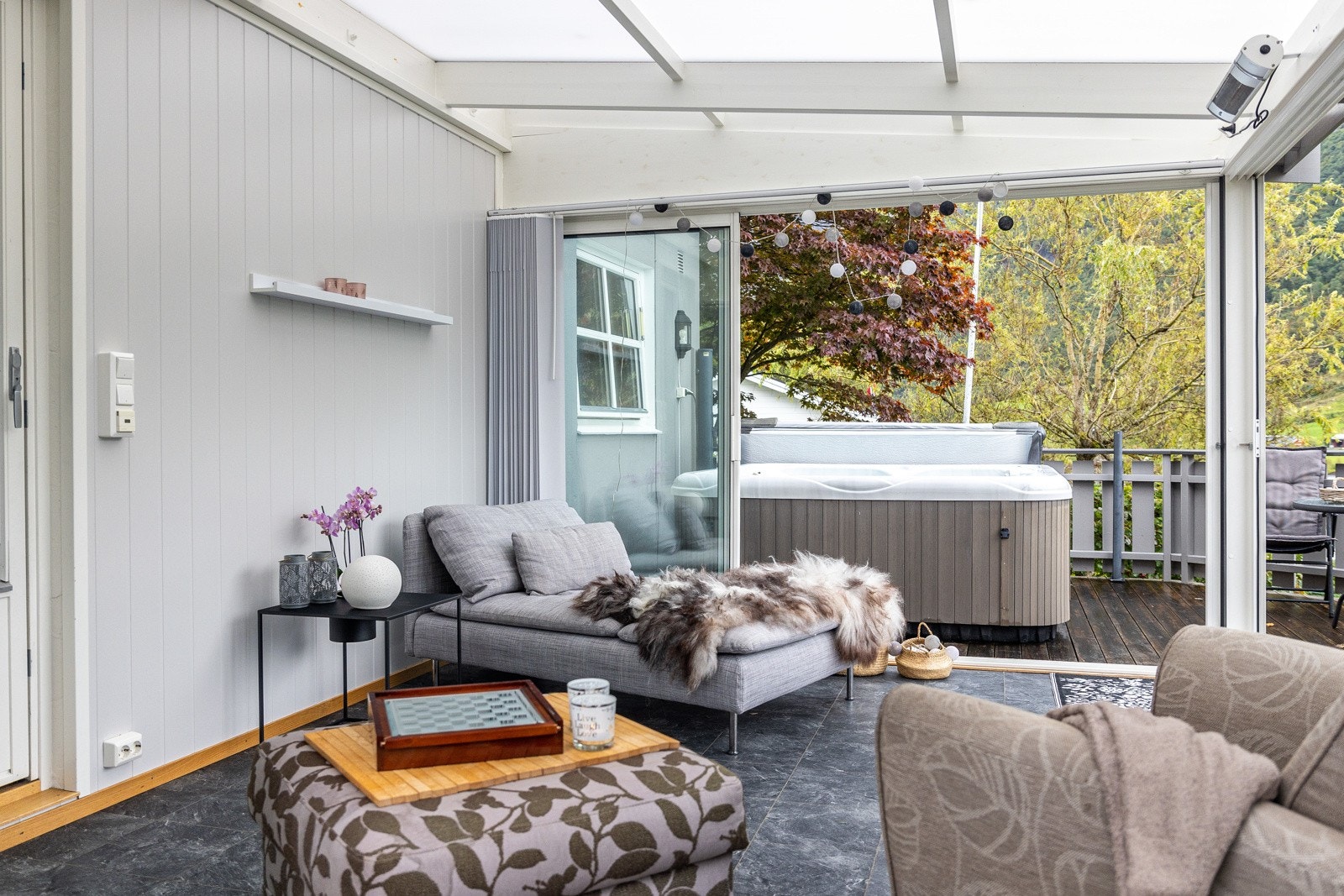 Ved vinterhagen står det også ein jacuzzi som følgje salet Galleribilde