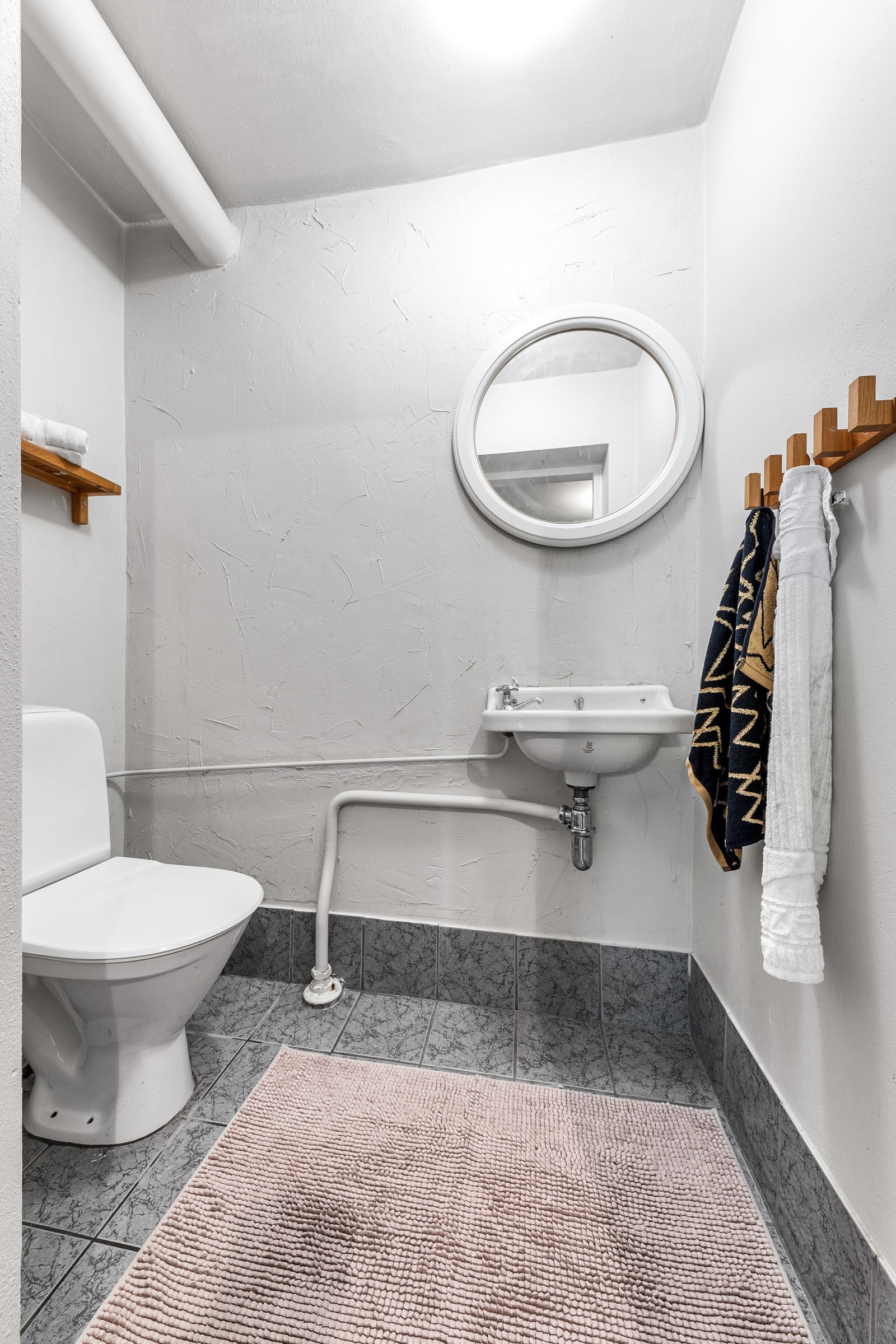 Praktisk WC i kjellaren Galleribilde