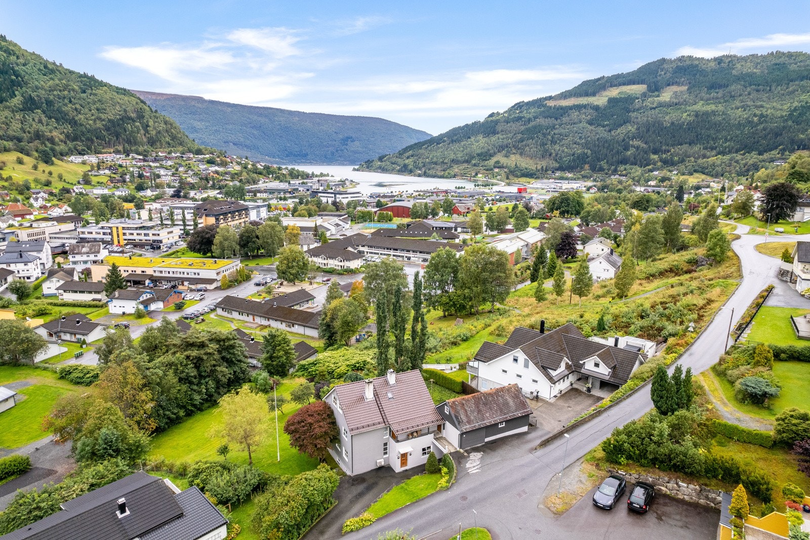 Romsleg eigedom med innhaldsrik einebustad i Stryn sentrum! Galleribilde