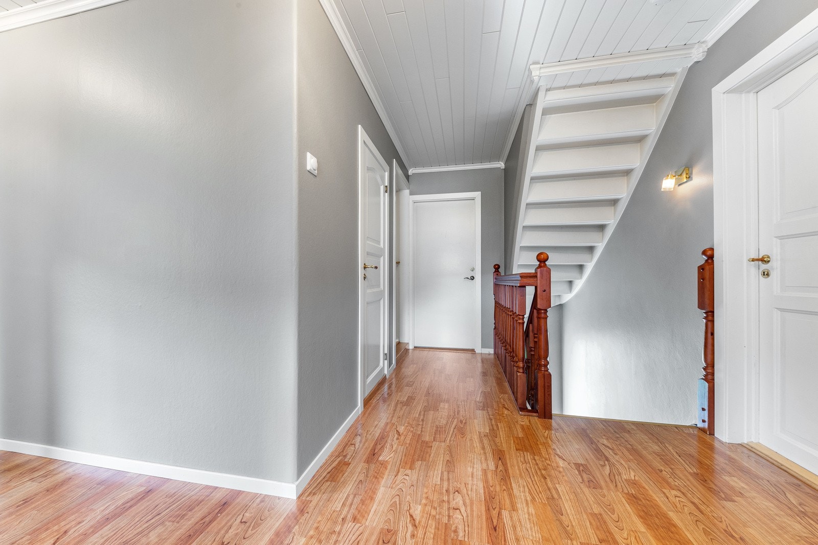 Hall/trapperom i 2. etasje. Trapp opp frå entré Galleribilde