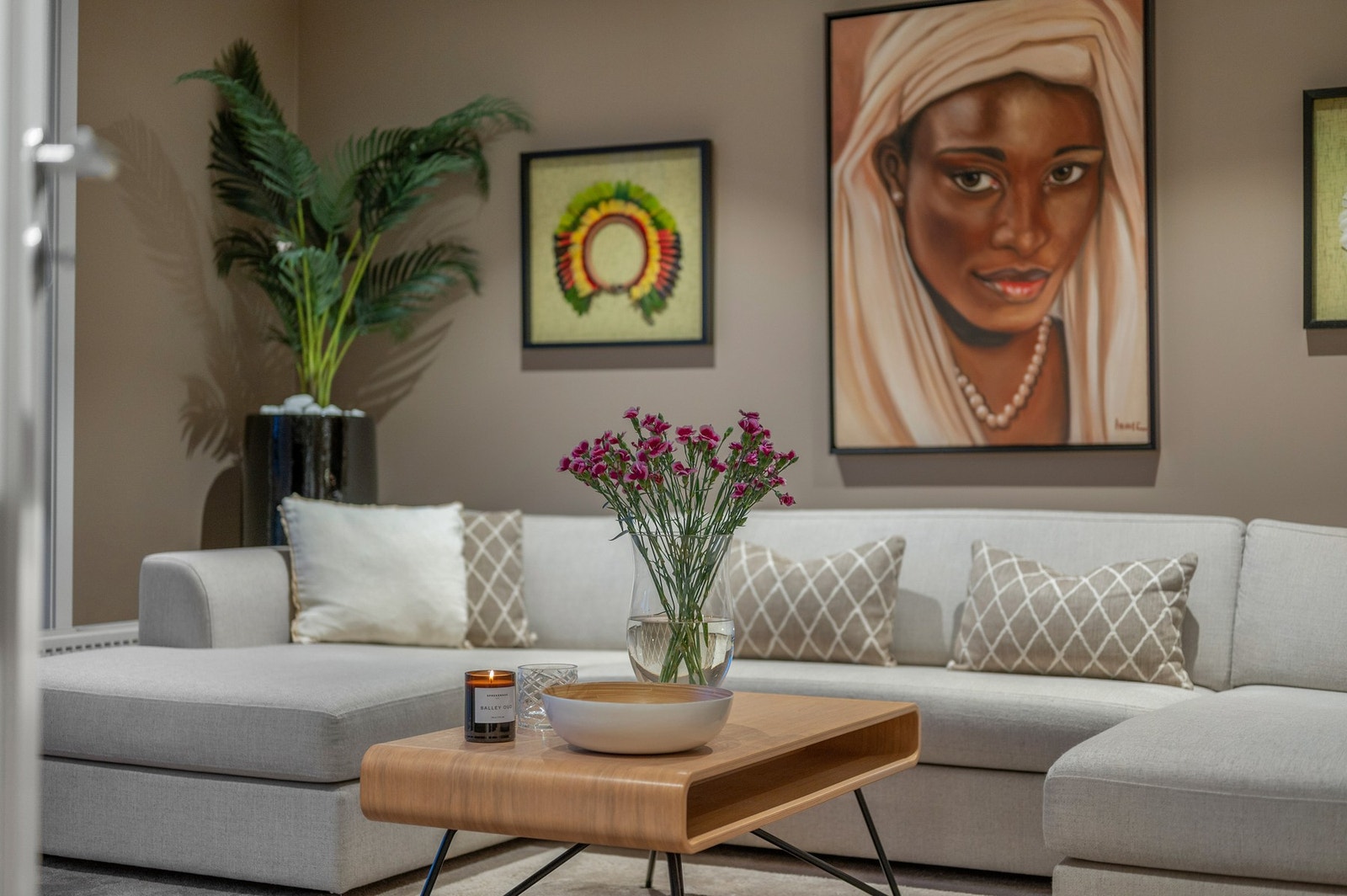 Stuen er romslig og har god plass til en sofa lounge. Galleribilde