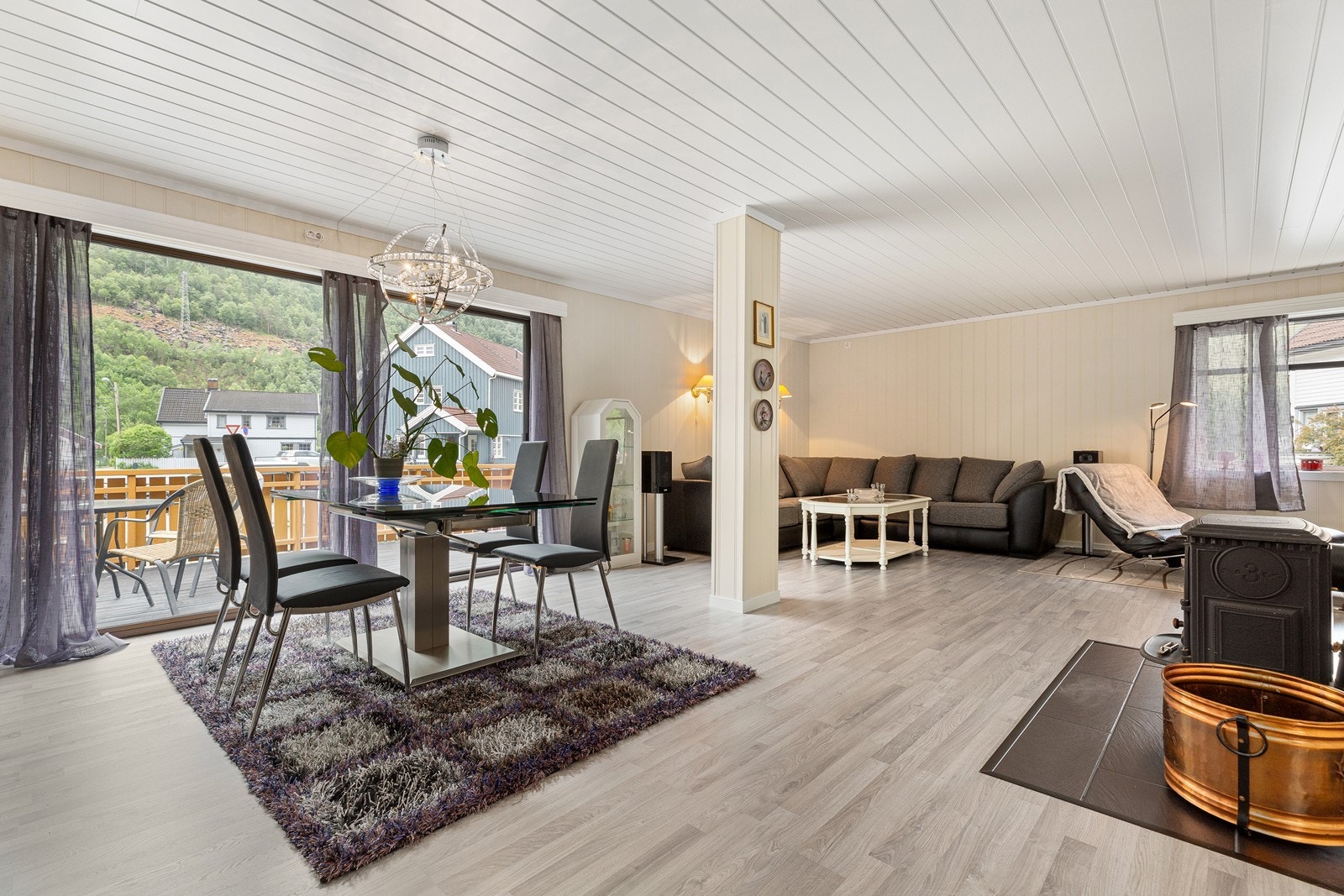 Stuen er lys og romslig Galleribilde