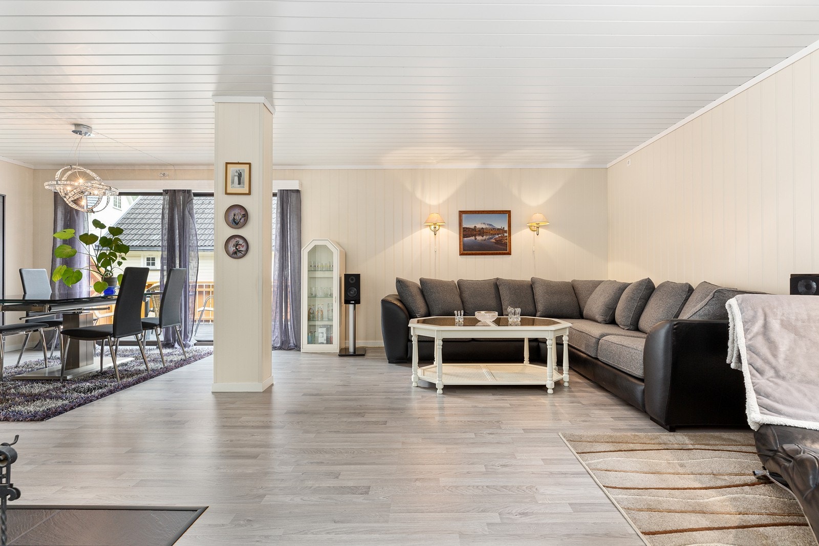 Det er godt med plass til både spisestue og sofagruppe Galleribilde