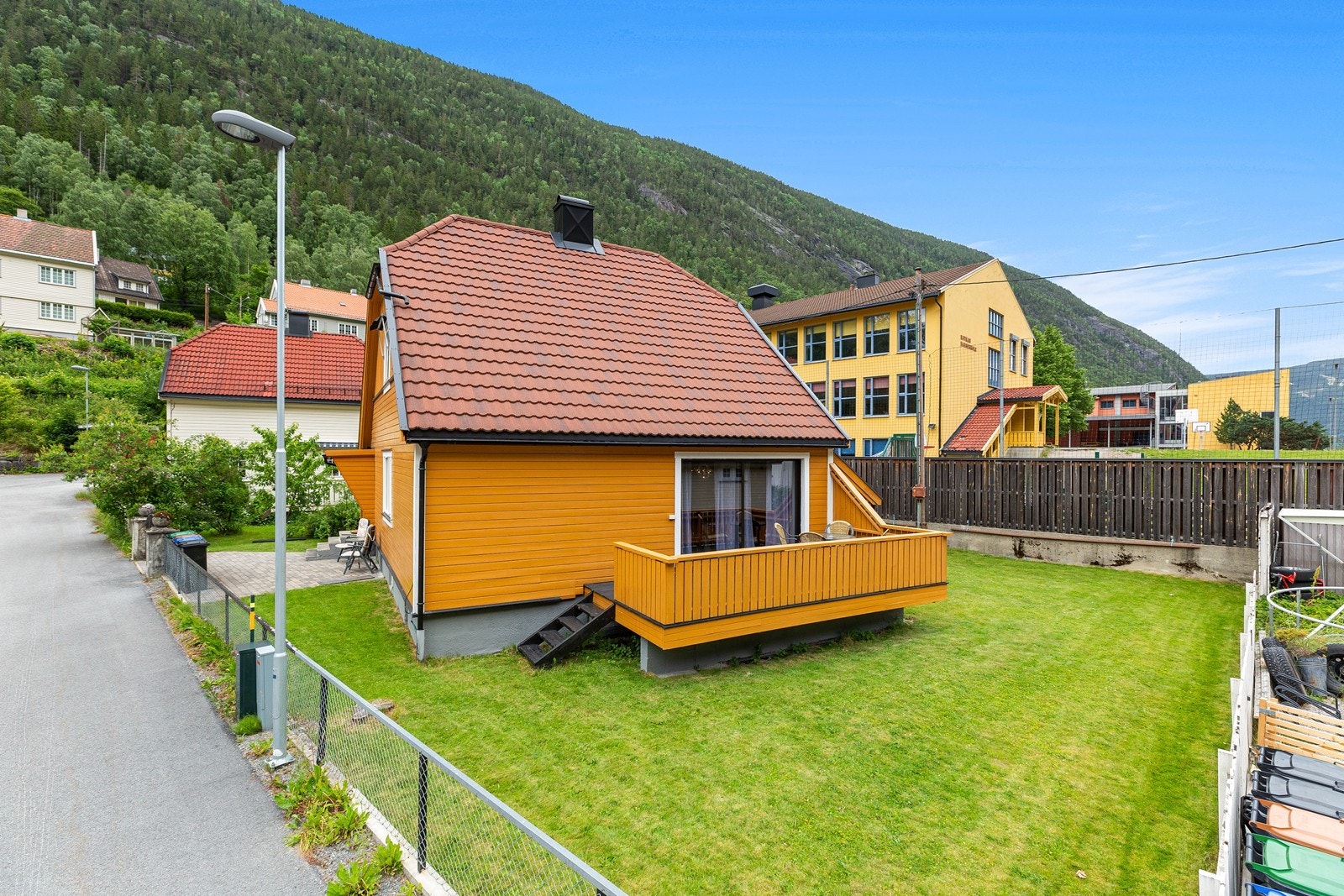 Rjukan barneskole ligger rett ved (ses i bakgrunnen på bildet), og det er også kort vei til barnehage, butikker, Rjukanbadet m.v. Galleribilde