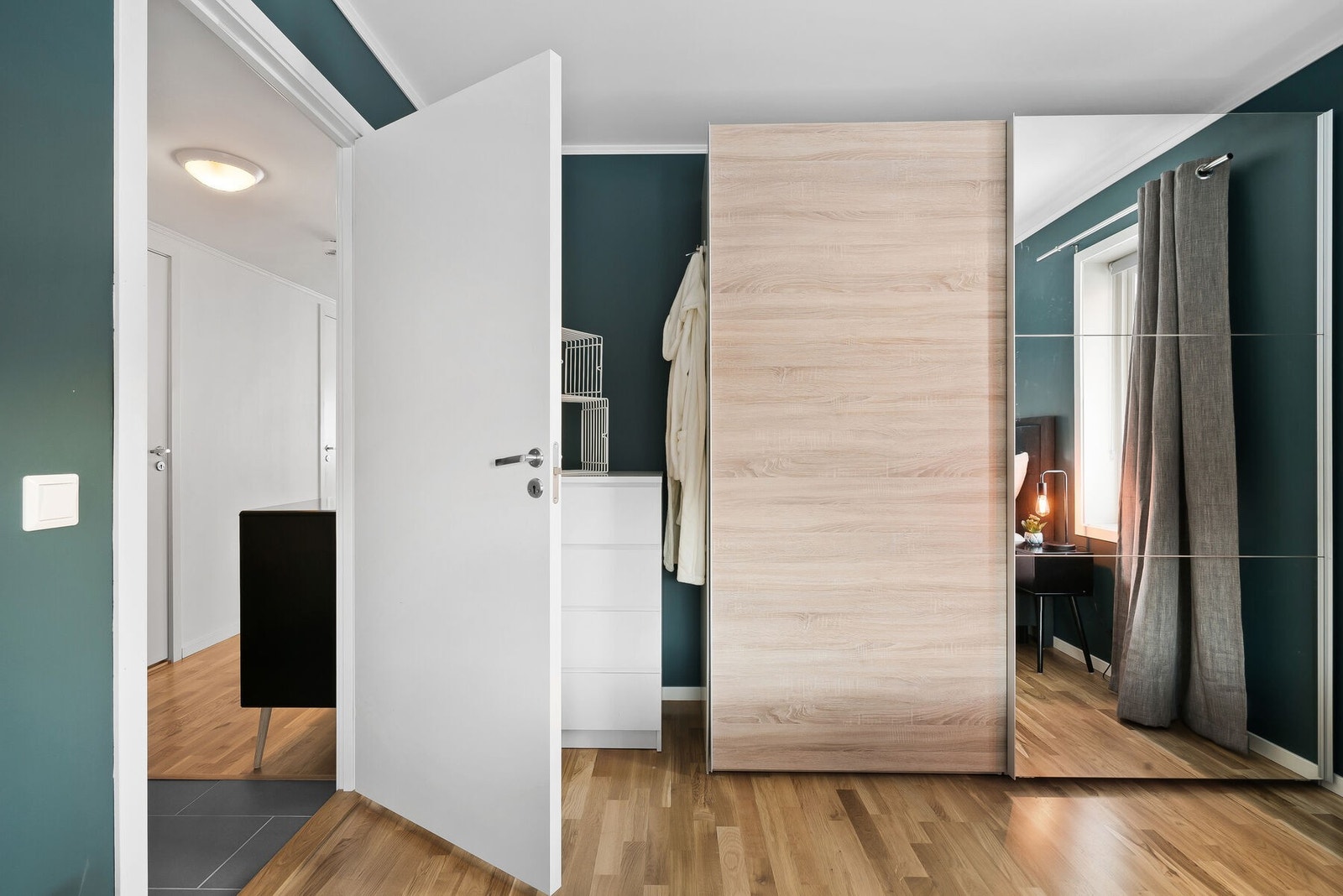 Soverommet har en praktisk skyvedørsgarderobe, som gir godt med oppbevaringsplass. Galleribilde