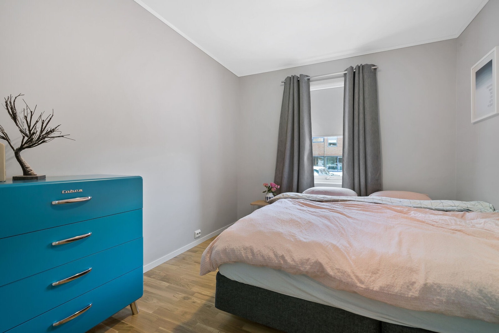 Soverom 2, et lyst og pent soverom med god plass til dobbeltseng. Galleribilde