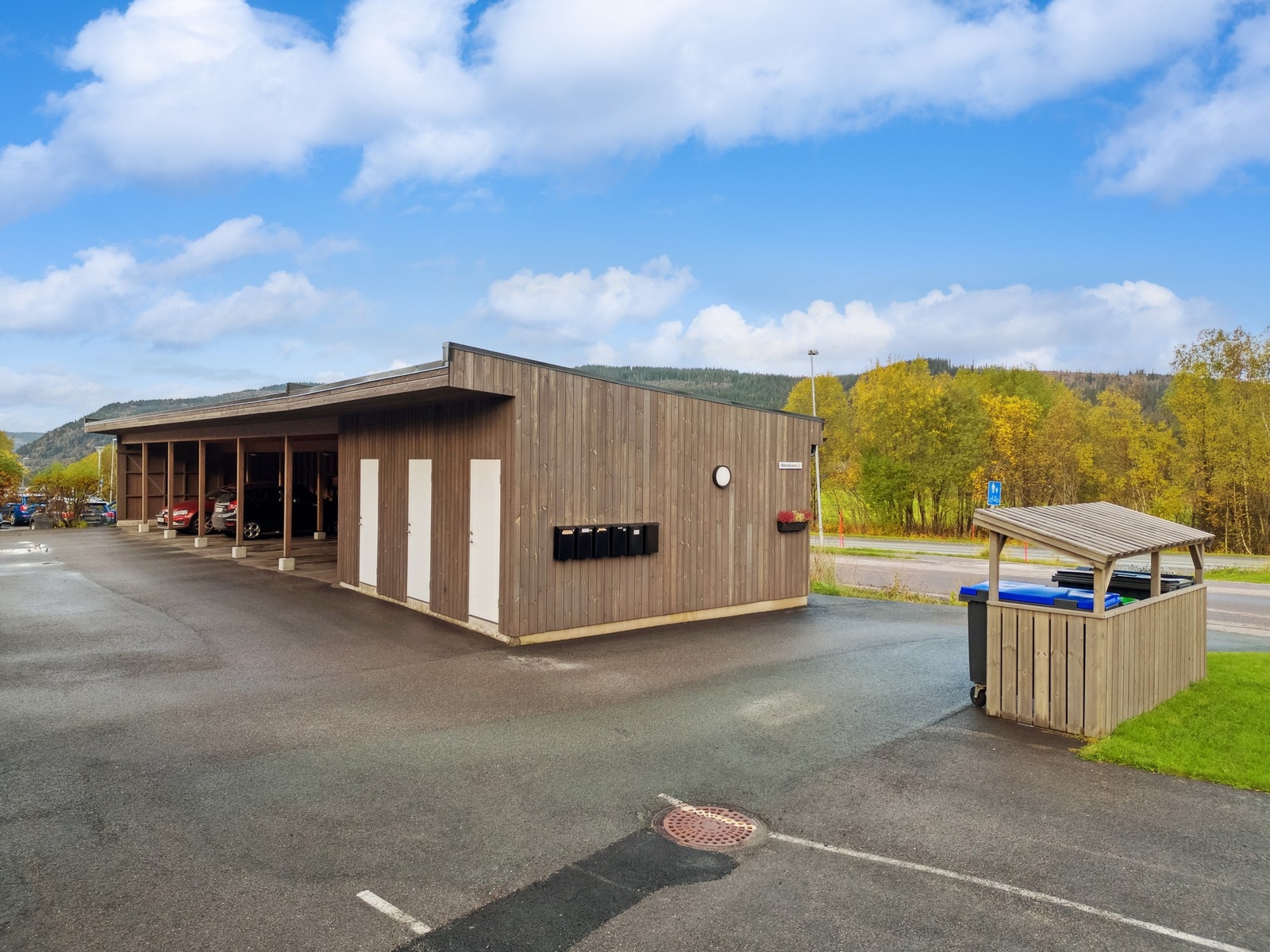 I bakkant av carporten er det en praktisk bod. Galleribilde