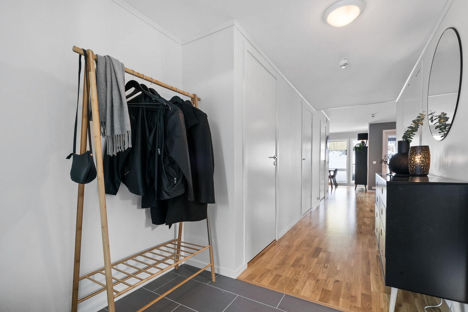 Her er det gode oppbevaringsmuligheter. Velkommen! Galleribilde