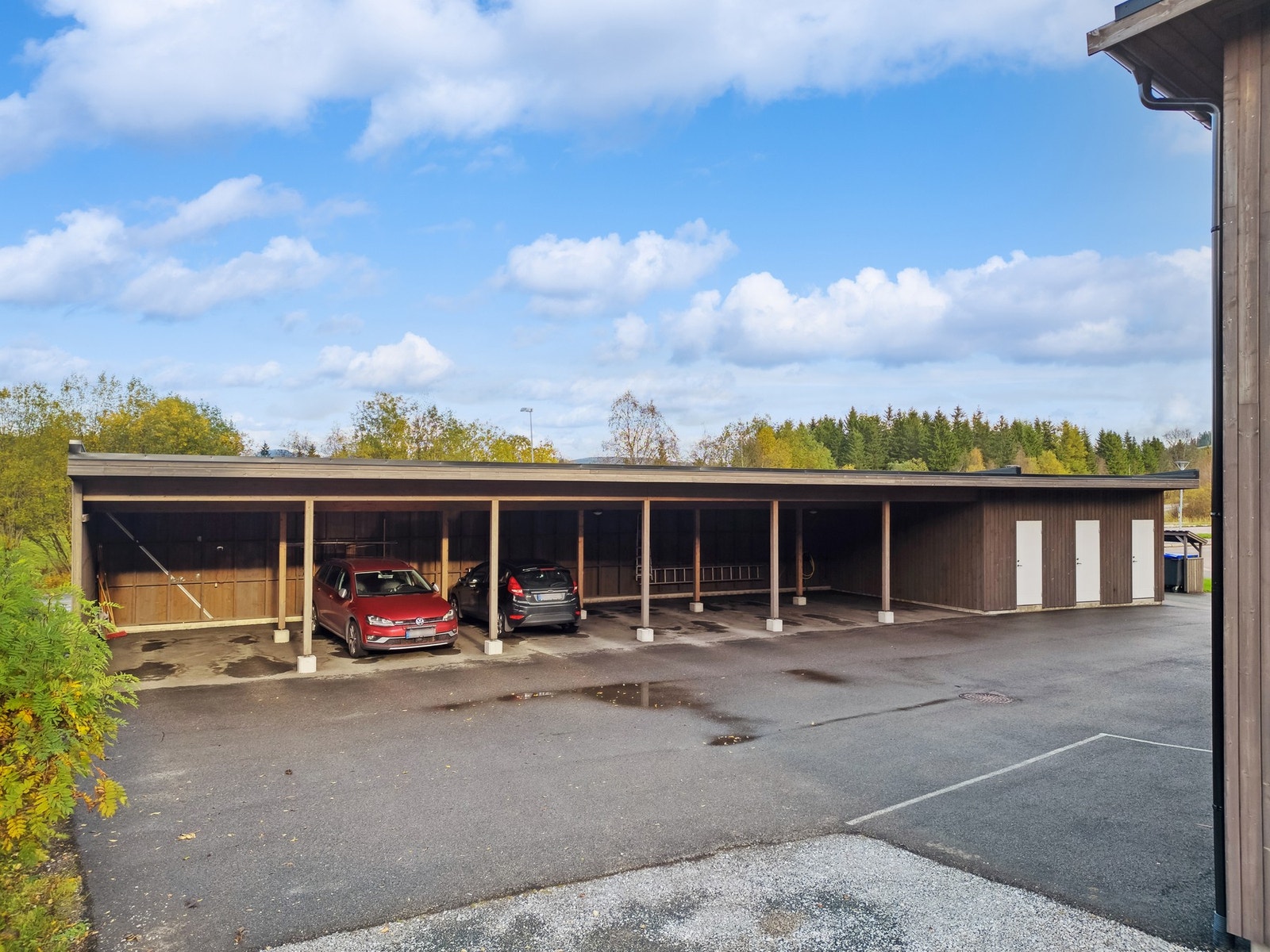 Det medfølger en egen carport. Galleribilde