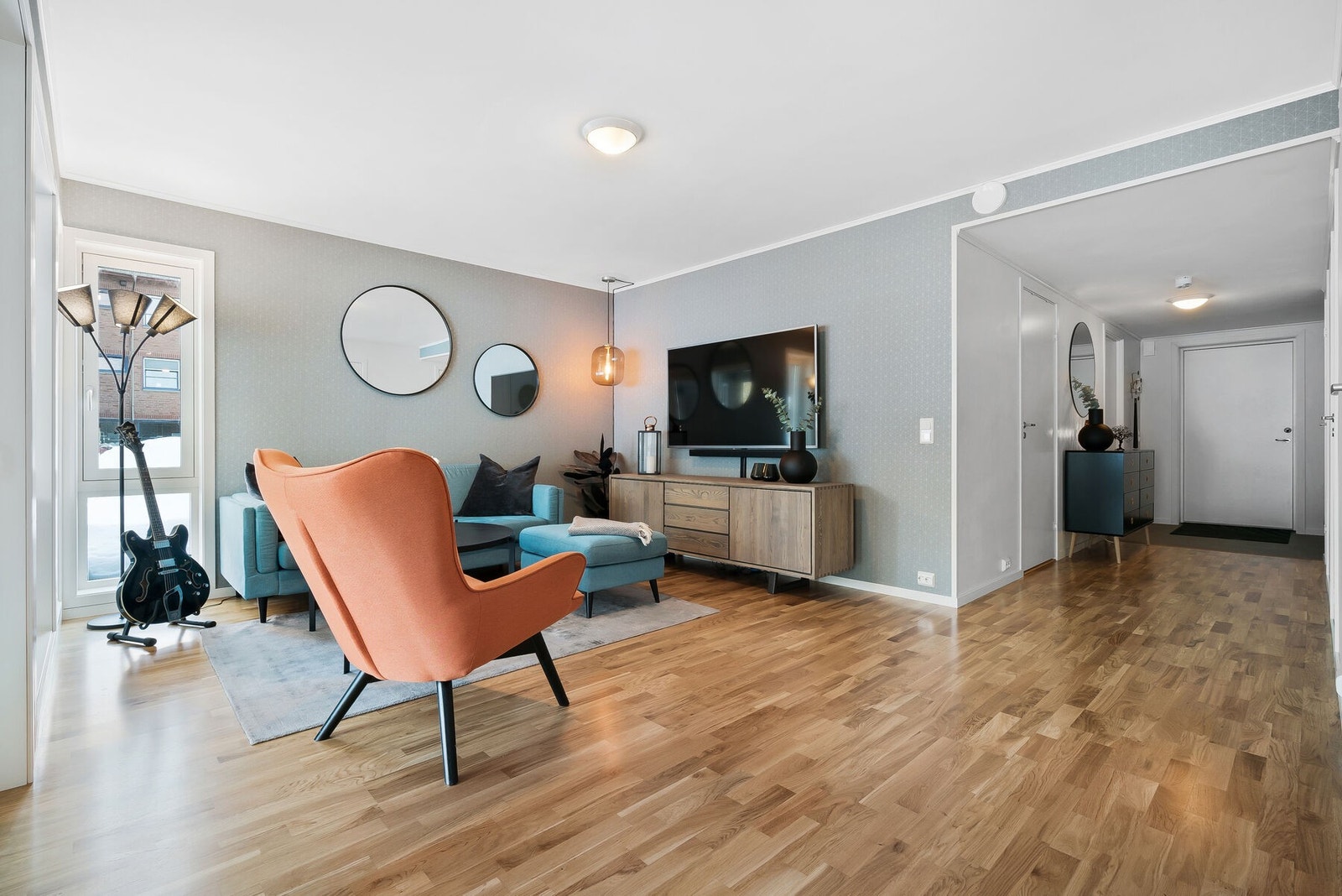 Det er store vindusflater i stuen som slipper inn godt med naturlig lys. Galleribilde