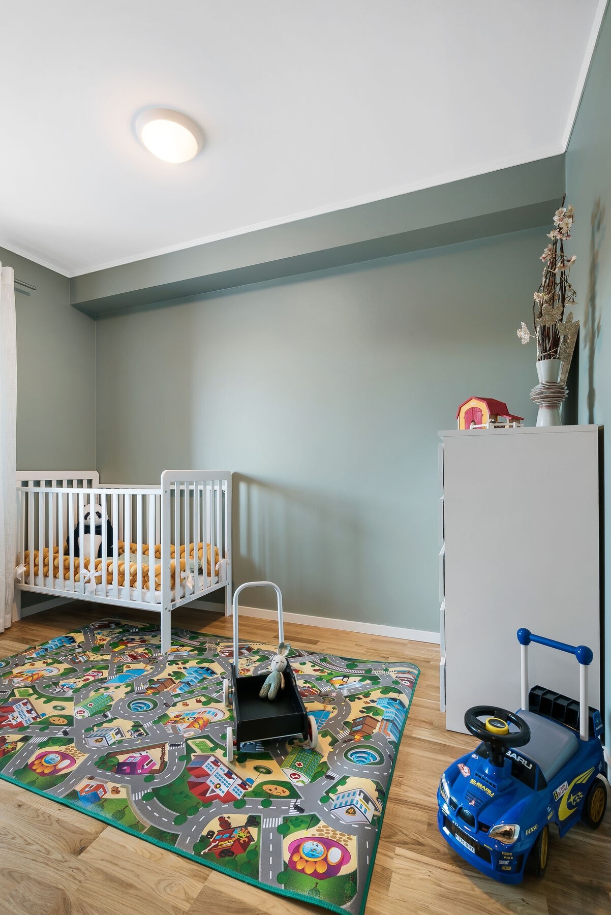 Soverom 3 har tidsriktige farger på overflatene. Galleribilde