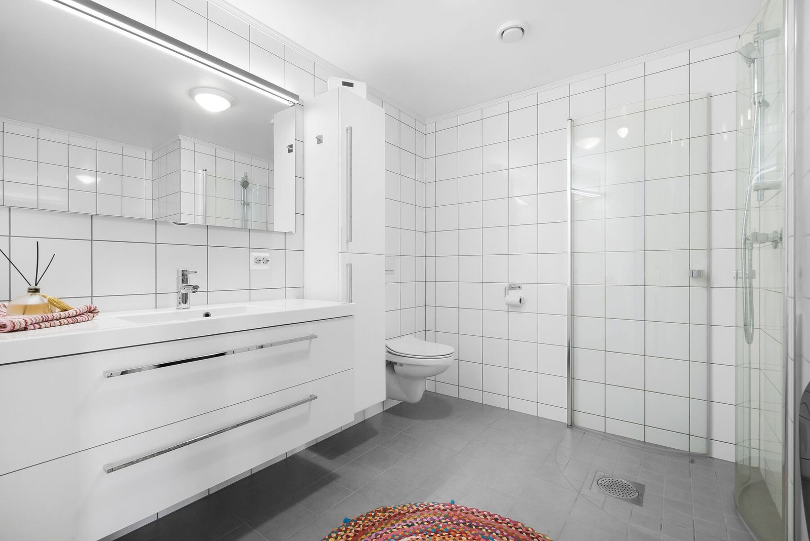 Moderne og lyst bad som holder god standard. Galleribilde