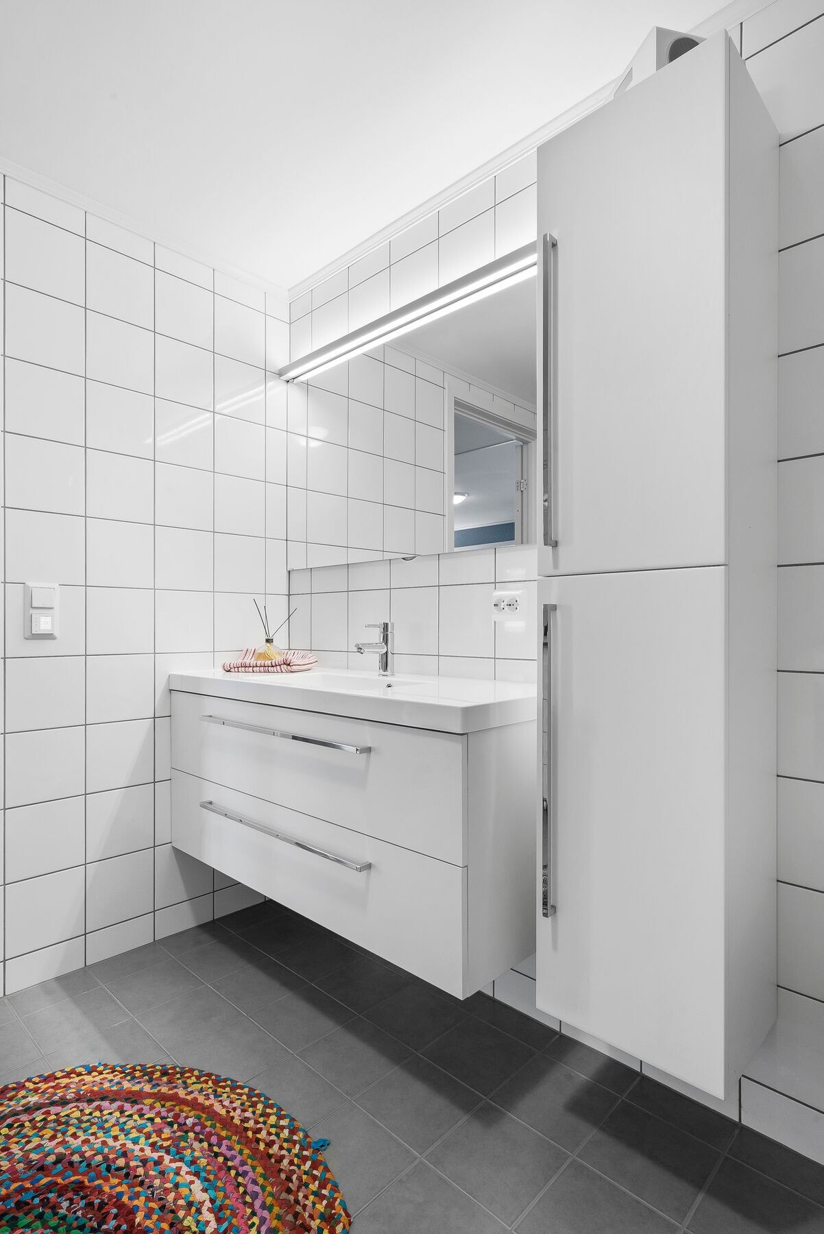 Med skuffer under servant, samt skap får man godt med oppbevaringsplass på badet. Galleribilde