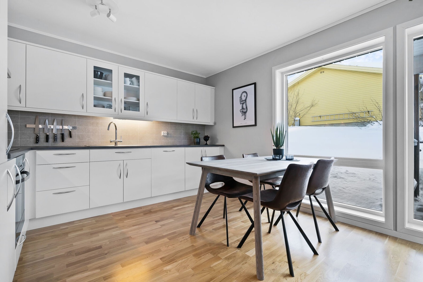 Moderne og stilrent kjøkken med integrerte hvitevarer. Galleribilde