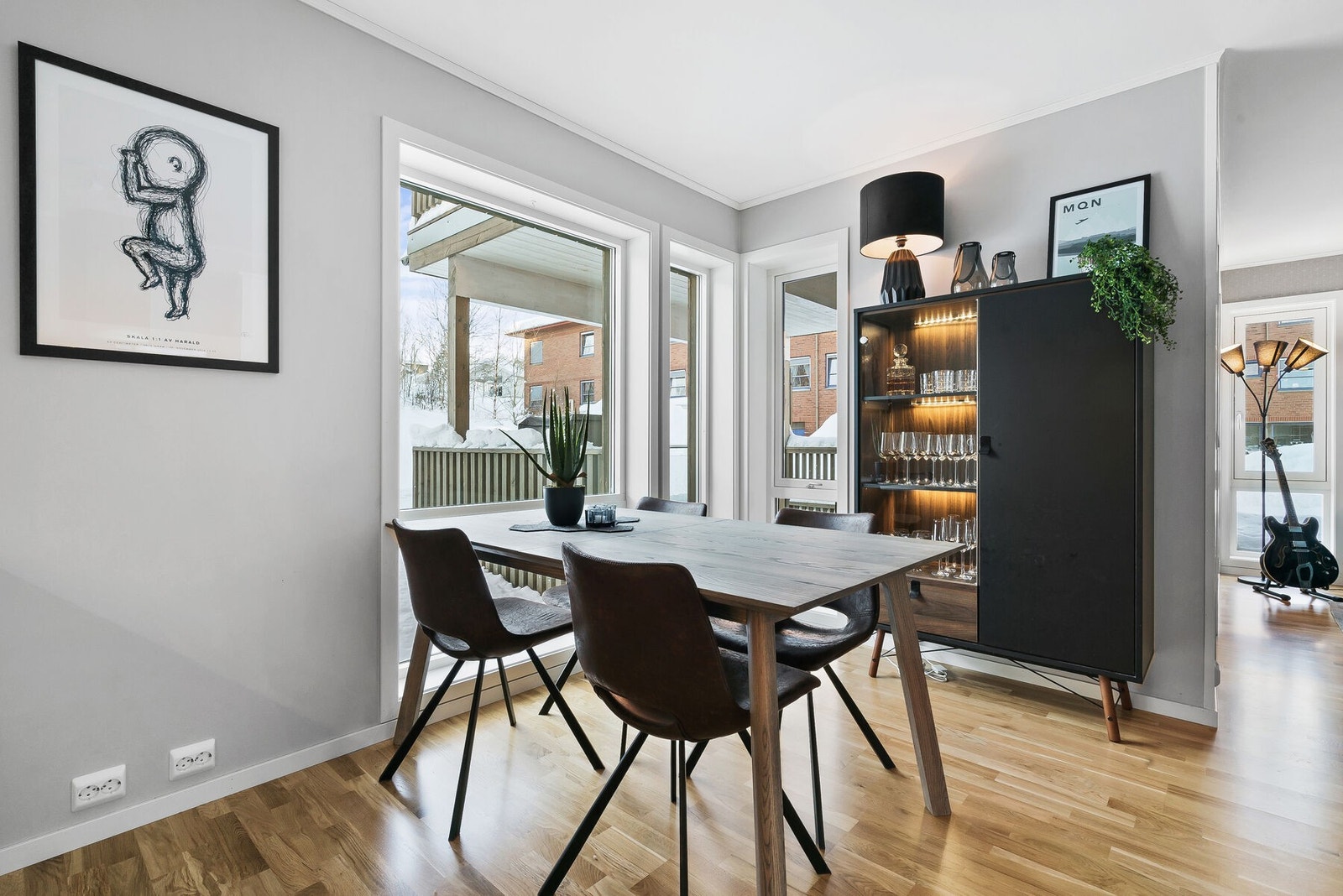 Spisestuen er lys og fin, med store vindusflater. Galleribilde