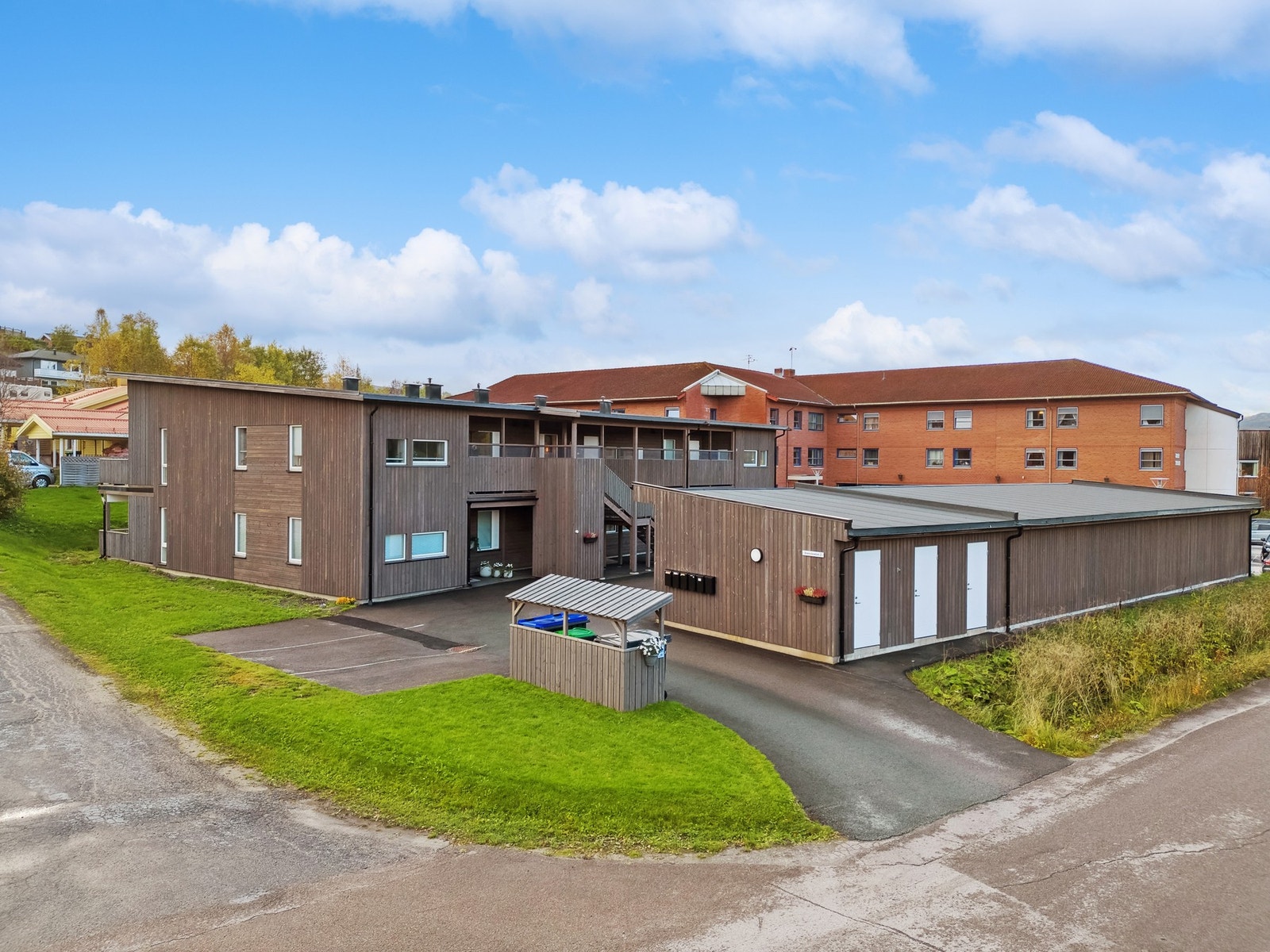 Pent opparbeidet tomt med asfaltert innkjørsel. Galleribilde