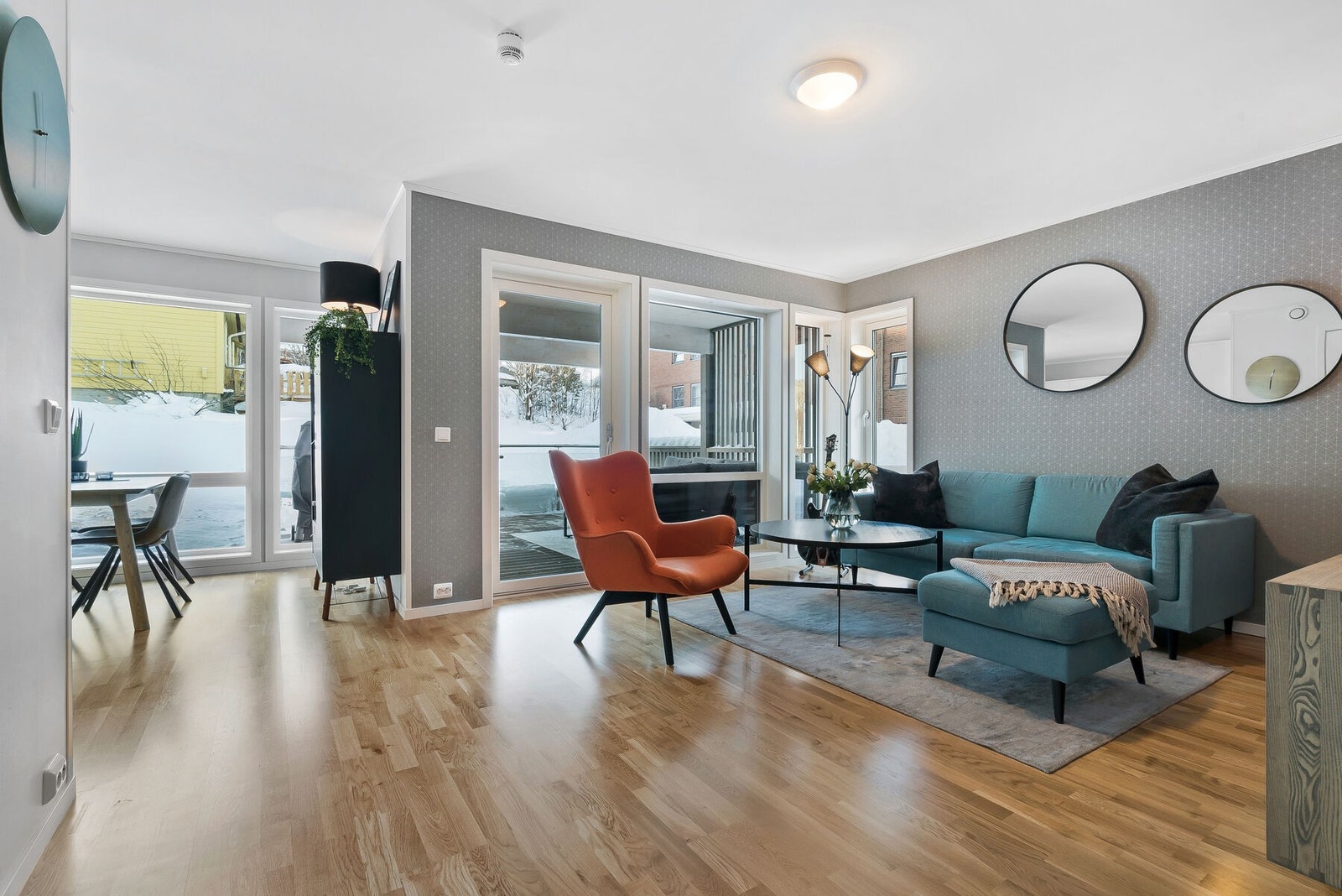 Fra stuen er det utgang til en lekker terrasse med glass-rekkverk. Foto: EFKT. Galleribilde