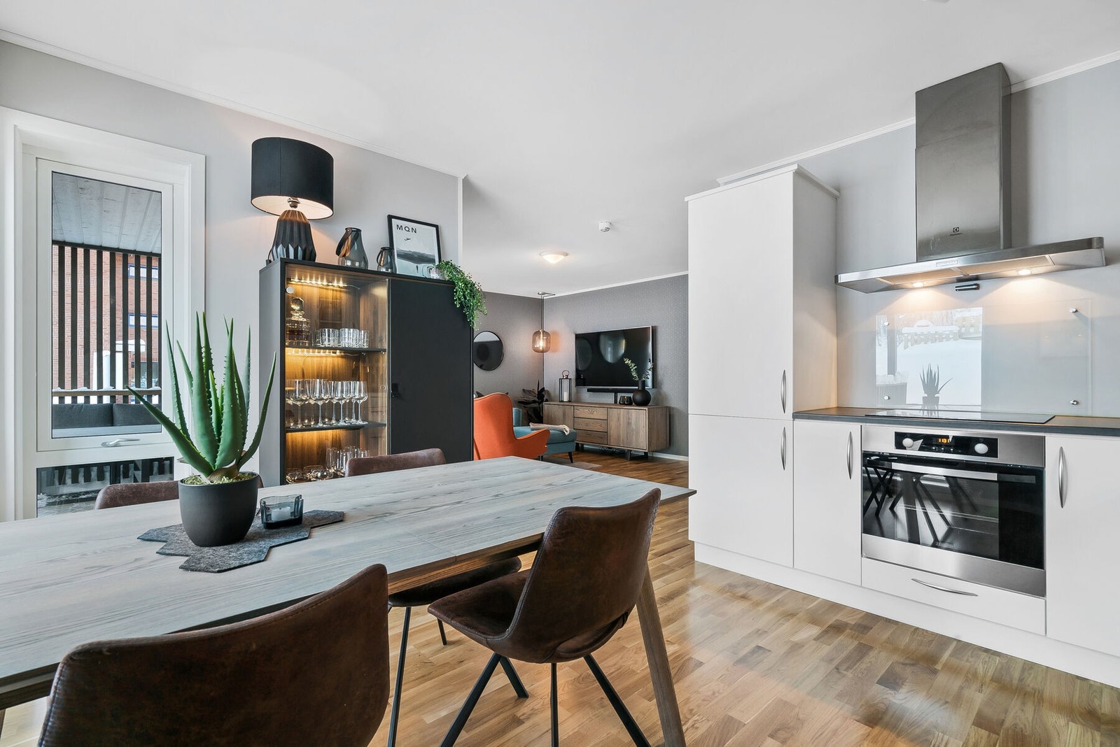 Kjøkkenet er romslig, med god plass til spisebord. Galleribilde