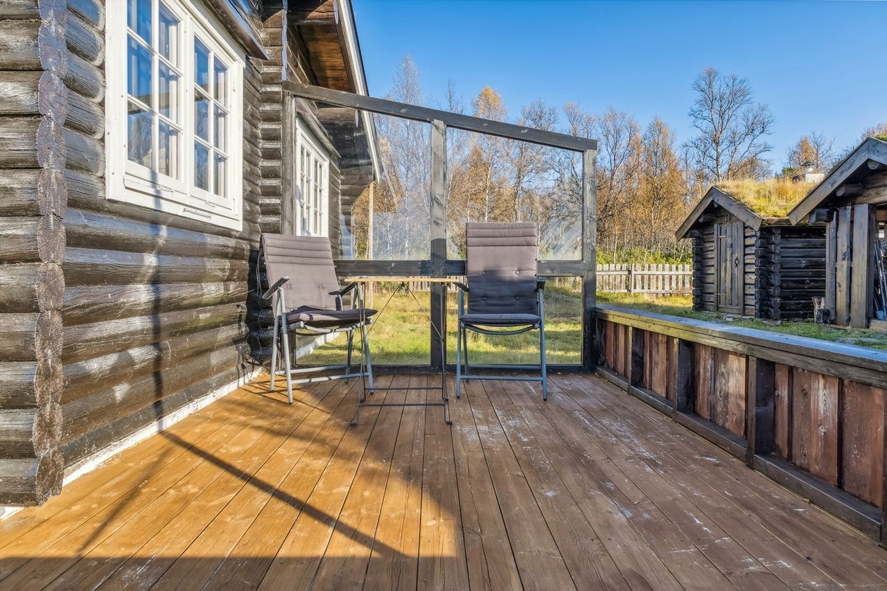 Verandaen strekker seg på to sider av hytta Galleribilde