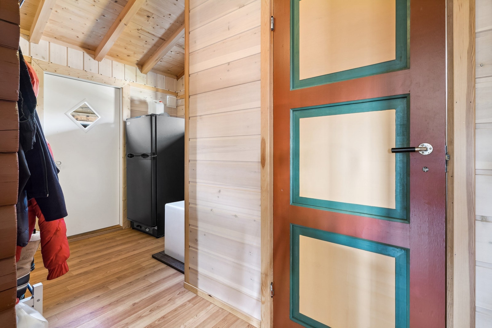 Gang med inngang fra baksiden. Her er det teknisk løsning med vanncisterne som fylles opp med fordeling til bad og kjøkken. Galleribilde