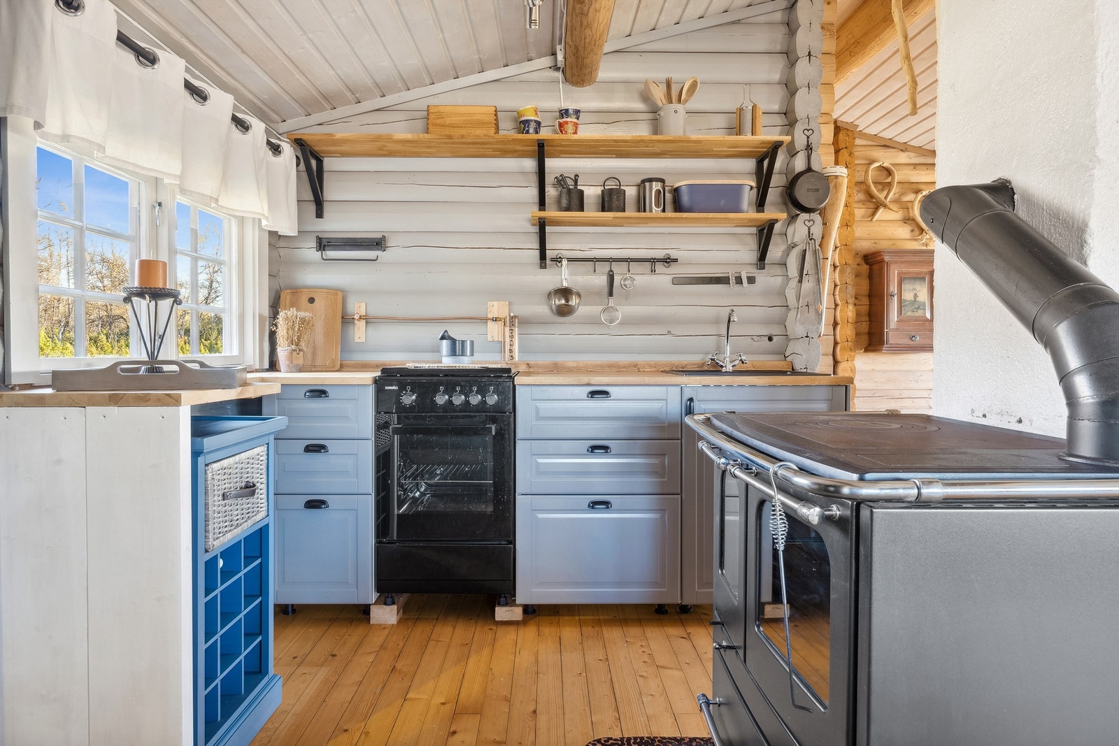 Vedfyrt ovn med koketopp og stekeovn Galleribilde