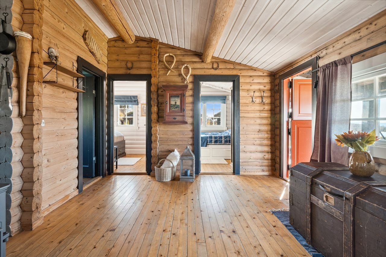 Romslig entré med adgang til to soverom og bad. Galleribilde