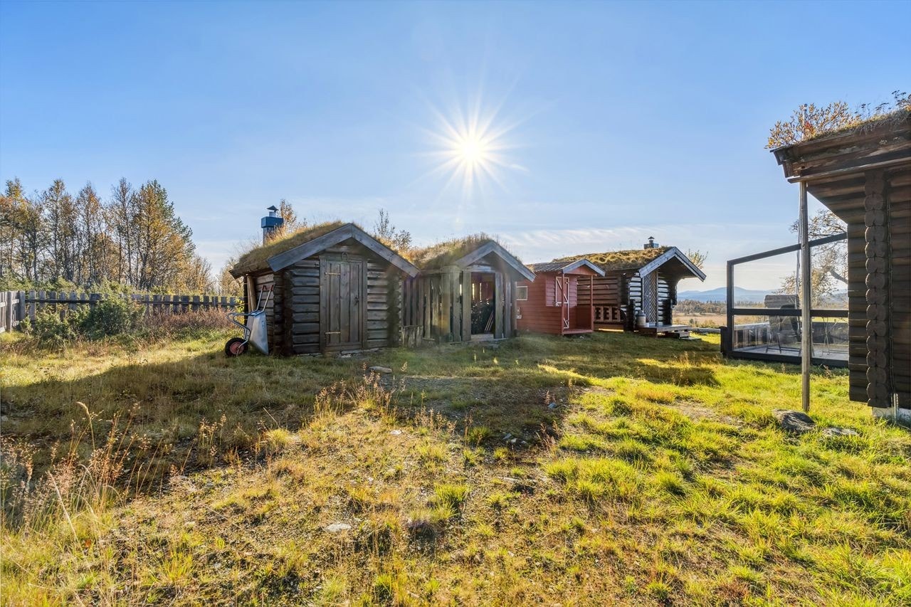 På tomta er det oppført bod/kokhus, vedskål, bod/lekestue (aggregat) og stabbur Galleribilde