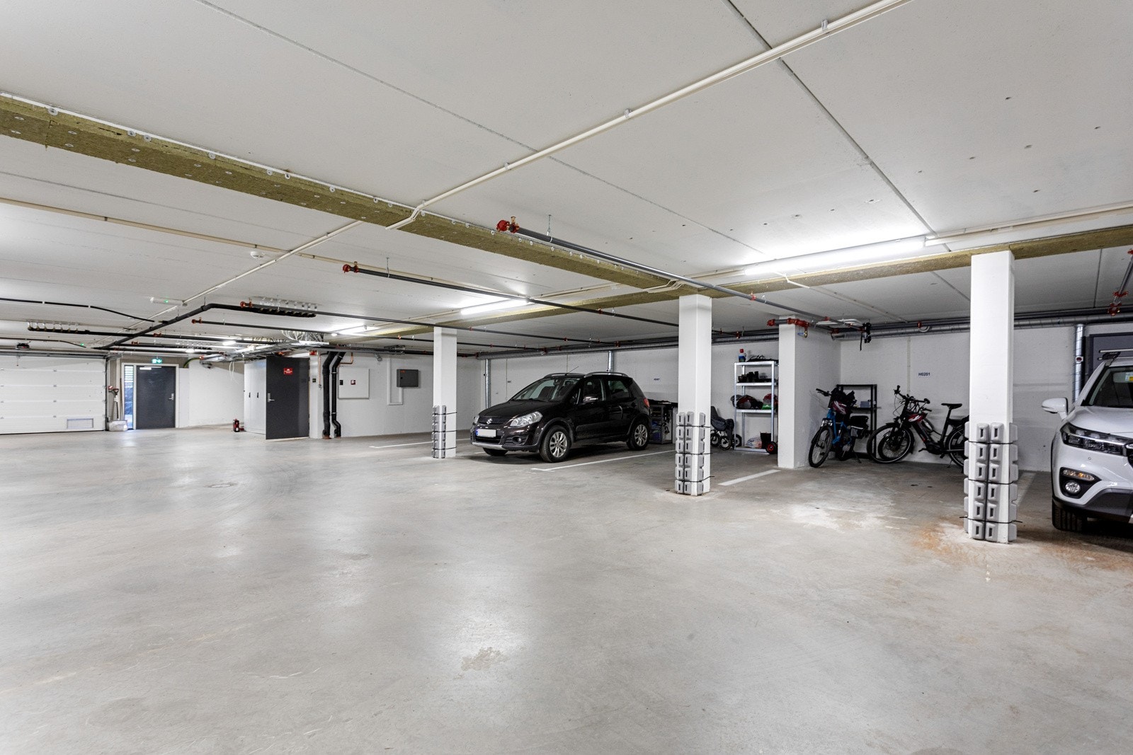 P-kjeller med plass til en bil Galleribilde