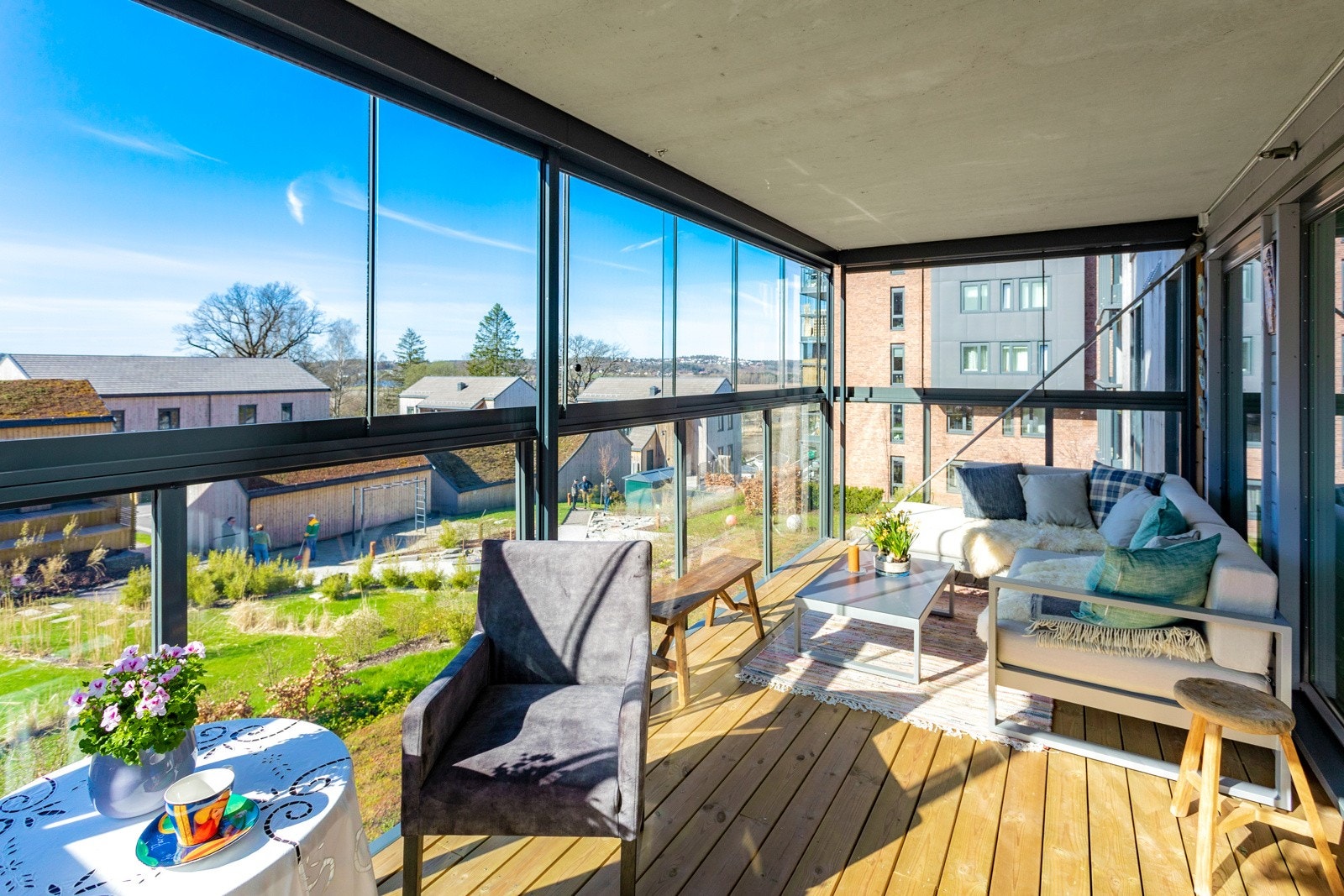 Innglasset balkong med utsikt og sol Galleribilde