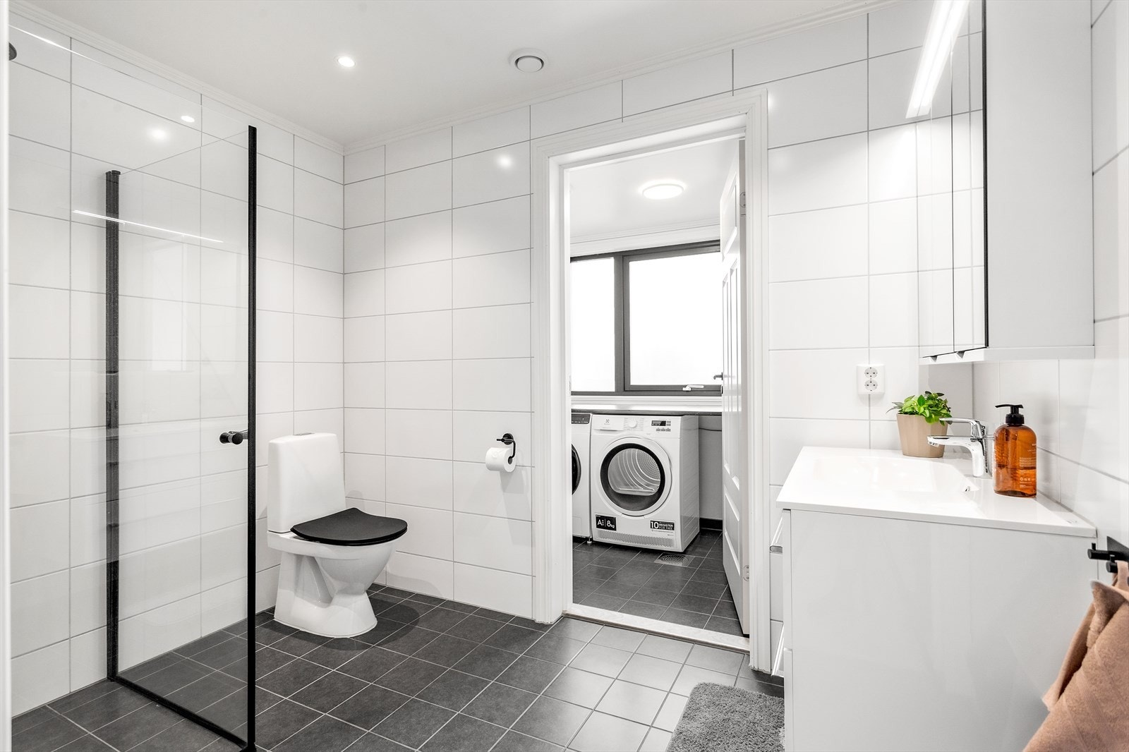 Innenfor badet er det et praktisk, separat vaskerom. Galleribilde