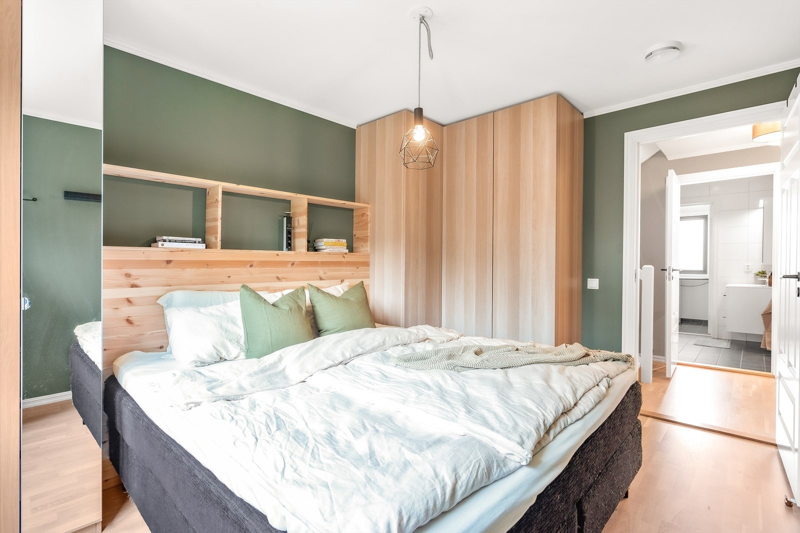 Hovedsoverommet er malt i moderne, tidsriktig grønnfarge og har god plass for dobbeltseng, nattbord, garderobeskap eller annen oppbevaring. Galleribilde