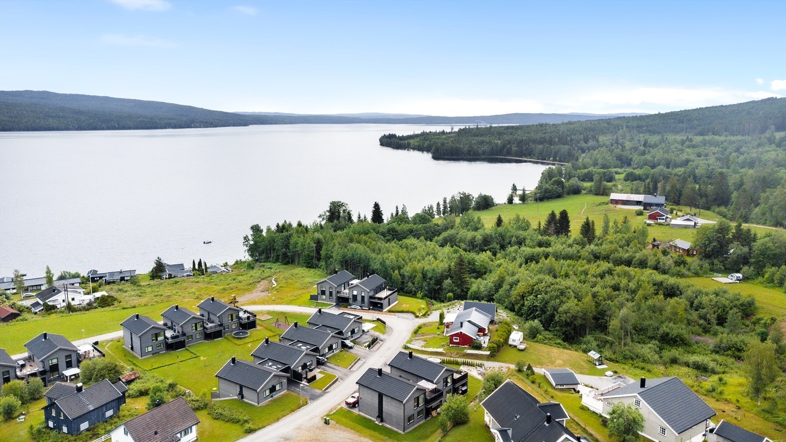 Boligen ligger fint til i nyere boligområde i Maura på vestsiden av Hurdalssjøen Galleribilde