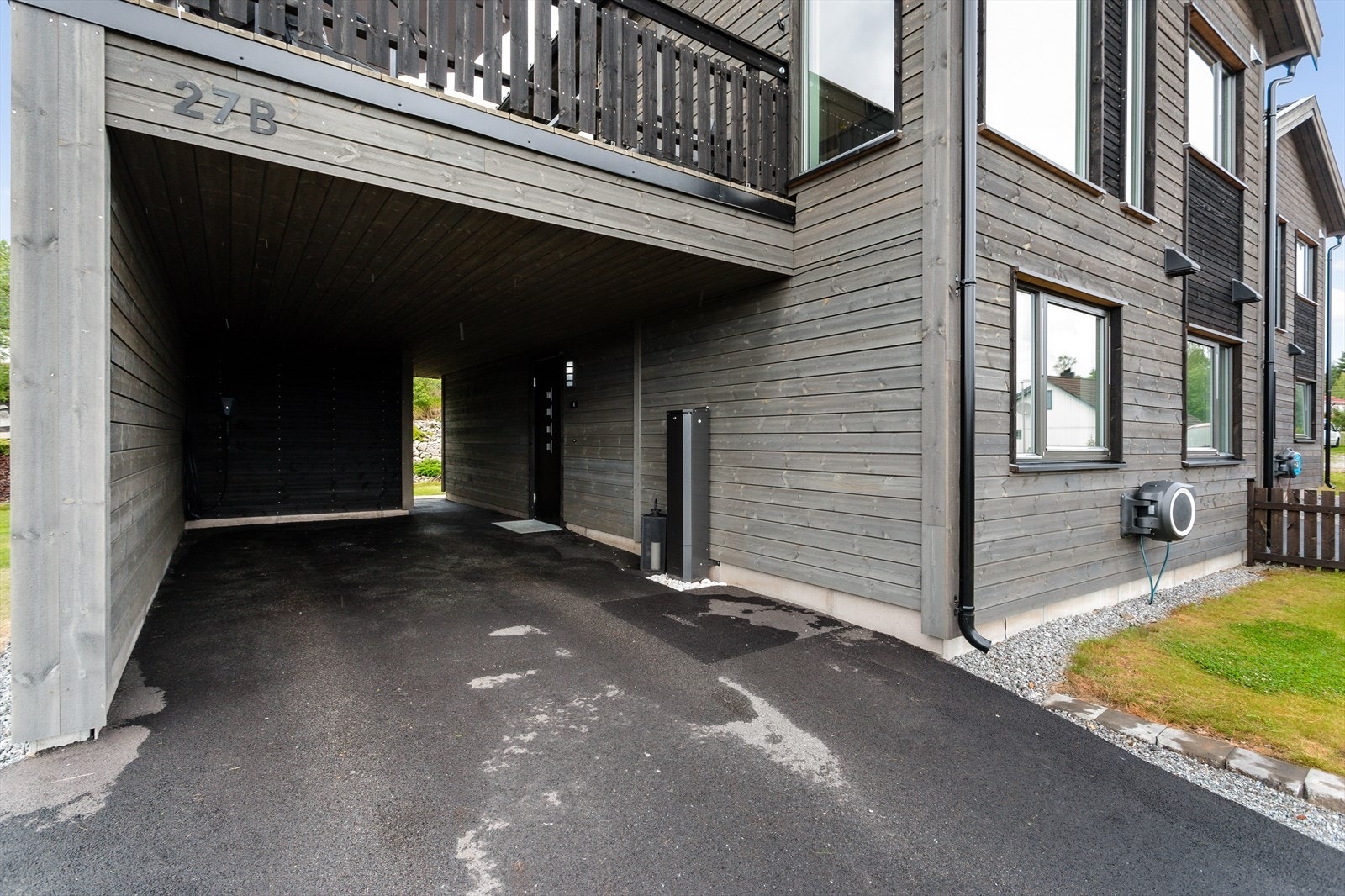 Bilen parkerer du i carporten. Der er det montert en elbillader. Galleribilde