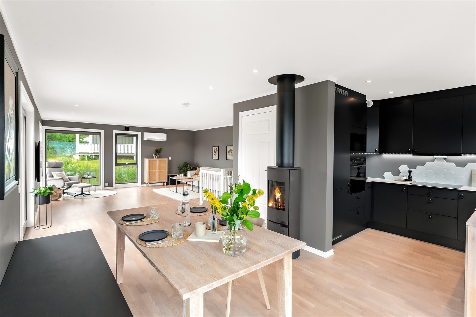En flott, moderne bolig som er velholdt og fremstår som delikat og innbydende. Galleribilde