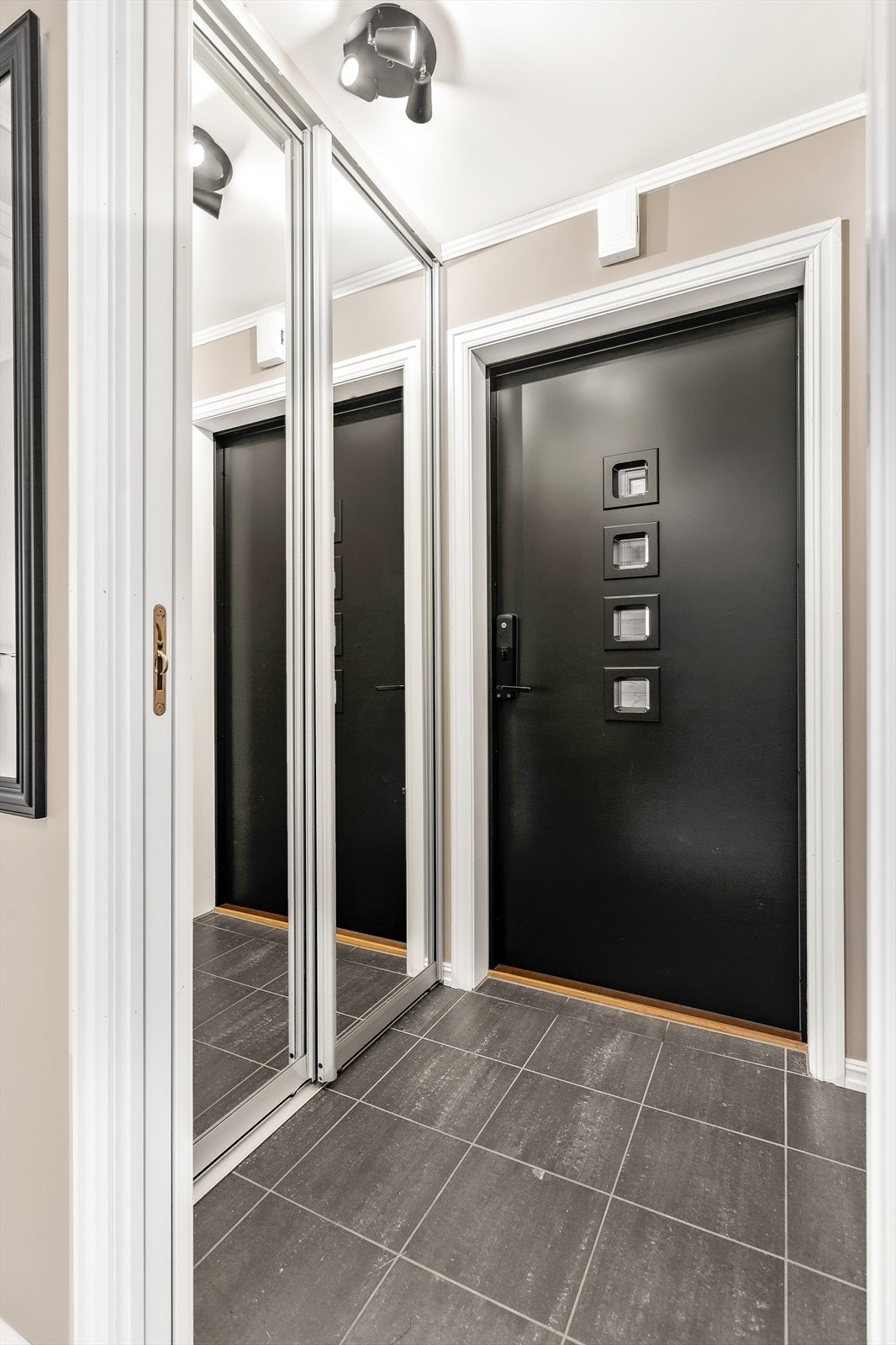Entré med god plass for yttertøy og sko i skyvedørsgarderobe med speilfronter. Galleribilde