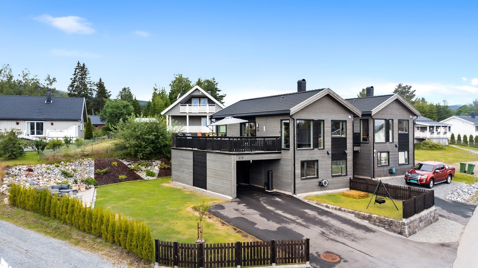 Asfaltert gårdsplass. Galleribilde