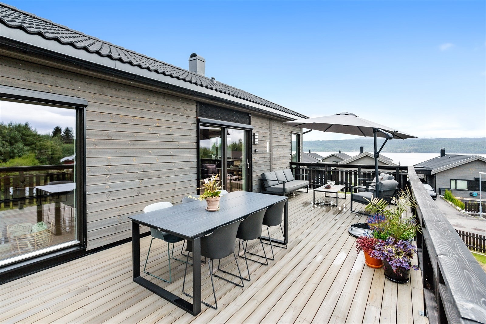 Fra stuen er det utgang til en stor, koselig uteplass med en platting på 36 m². Galleribilde