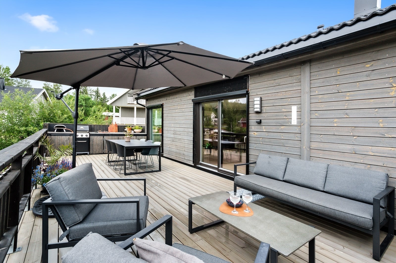 God plass for en loungegruppe, spisegruppe, grill og terrassepalmer. Galleribilde