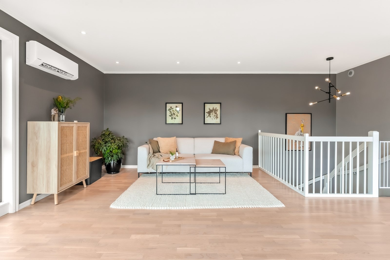 Det er også god plass for sofagruppe og tv-møbler i stuen. Galleribilde
