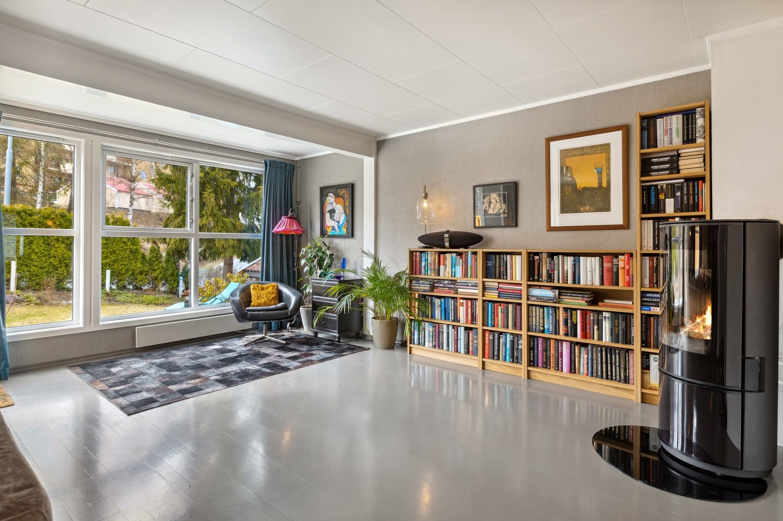 Store vindusflater gir mye lys. Ny effektiv og rentbrennende peisovn fra 2020 gir god varme Galleribilde