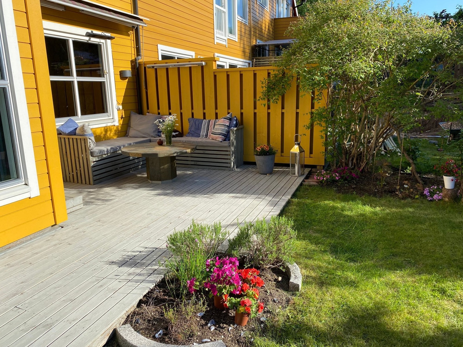 Vestvendt og usjenert terrasse med kveldssol Galleribilde