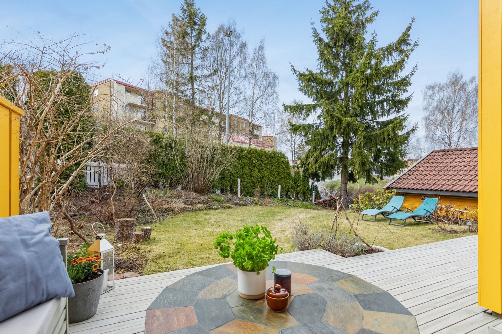 Vestvendt og usjenert terrasse med kveldssol Galleribilde