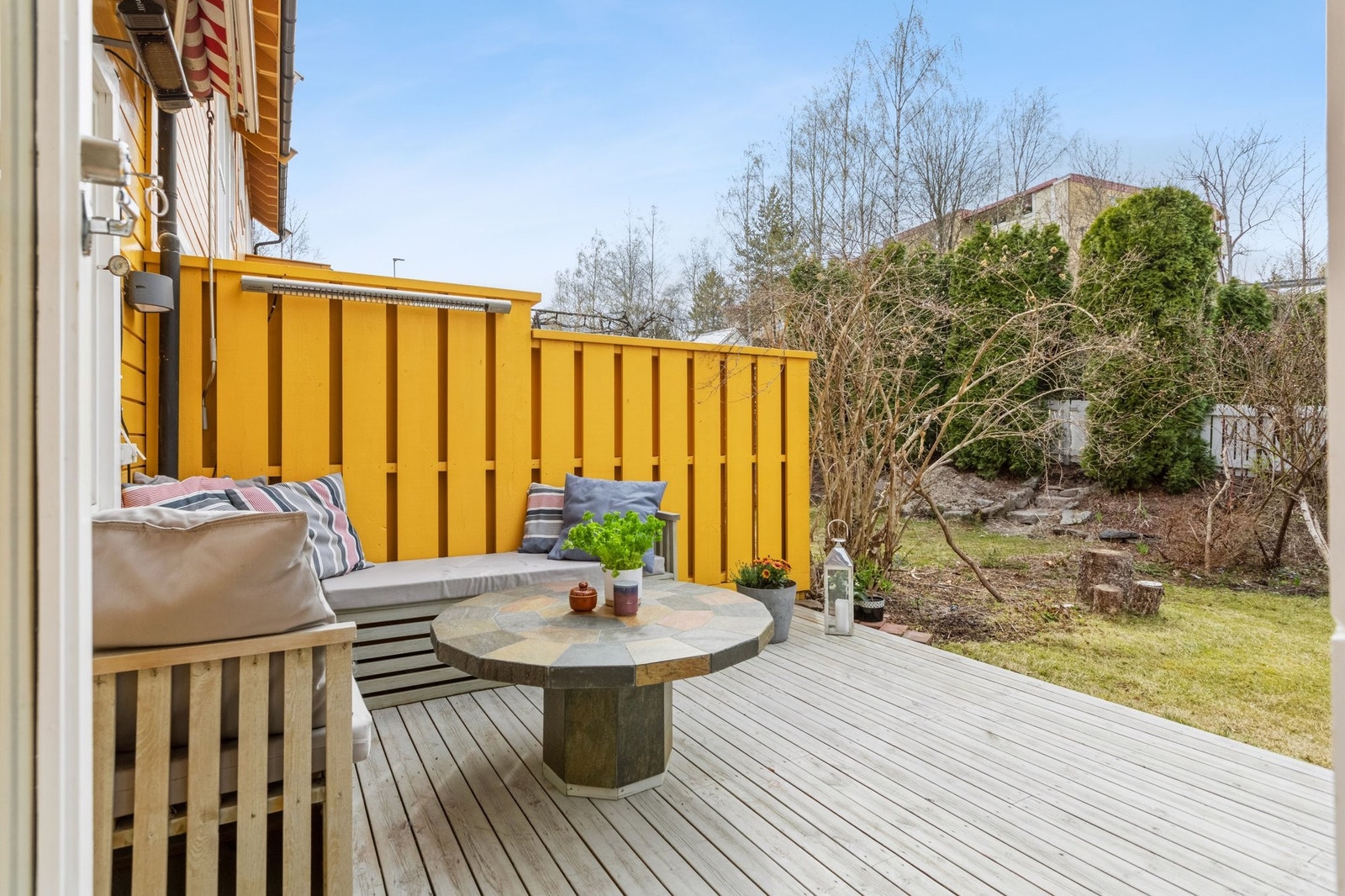Vestvendt og usjenert terrasse med kveldssol. To stk. terrassevarmere gir varme hele kvelden Galleribilde
