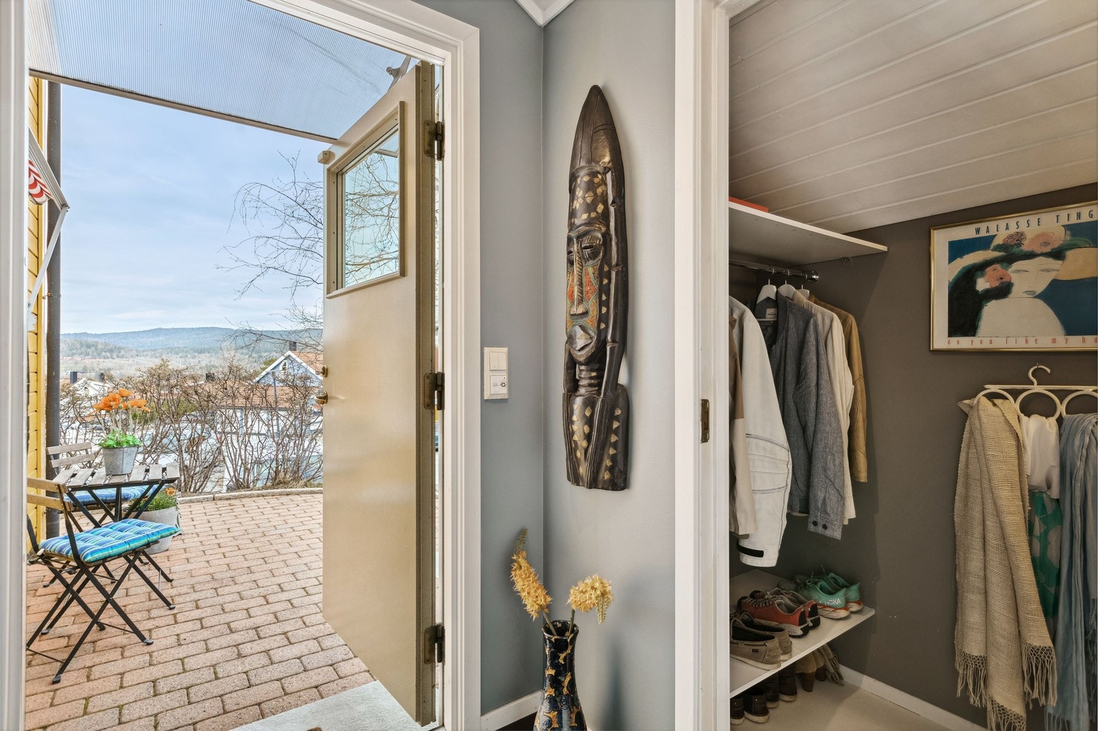 Inngangsparti med garderobe. Hyggelig uteplass ved inngangen hvor du kan nyte morgensolen Galleribilde