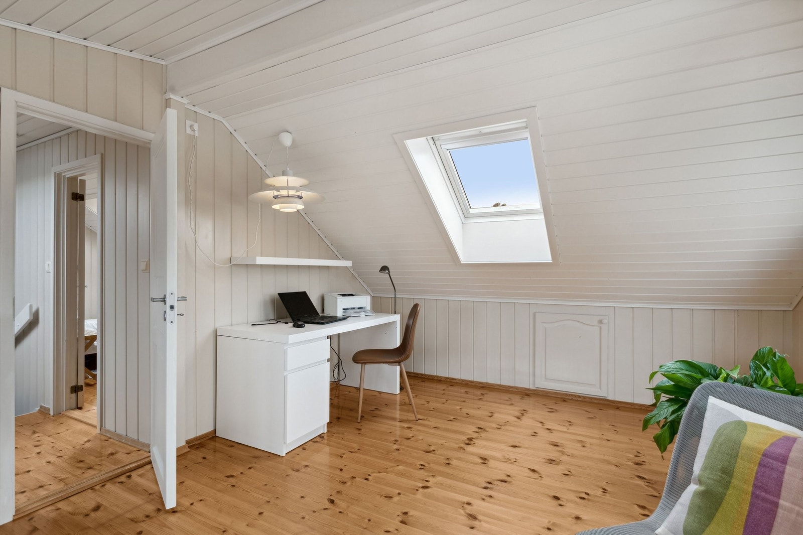 Deilig og stort allrom med flott utsikt. Kan benyttes som stue, kontor eller soverom. Benyttes nå som stue og kontor Galleribilde