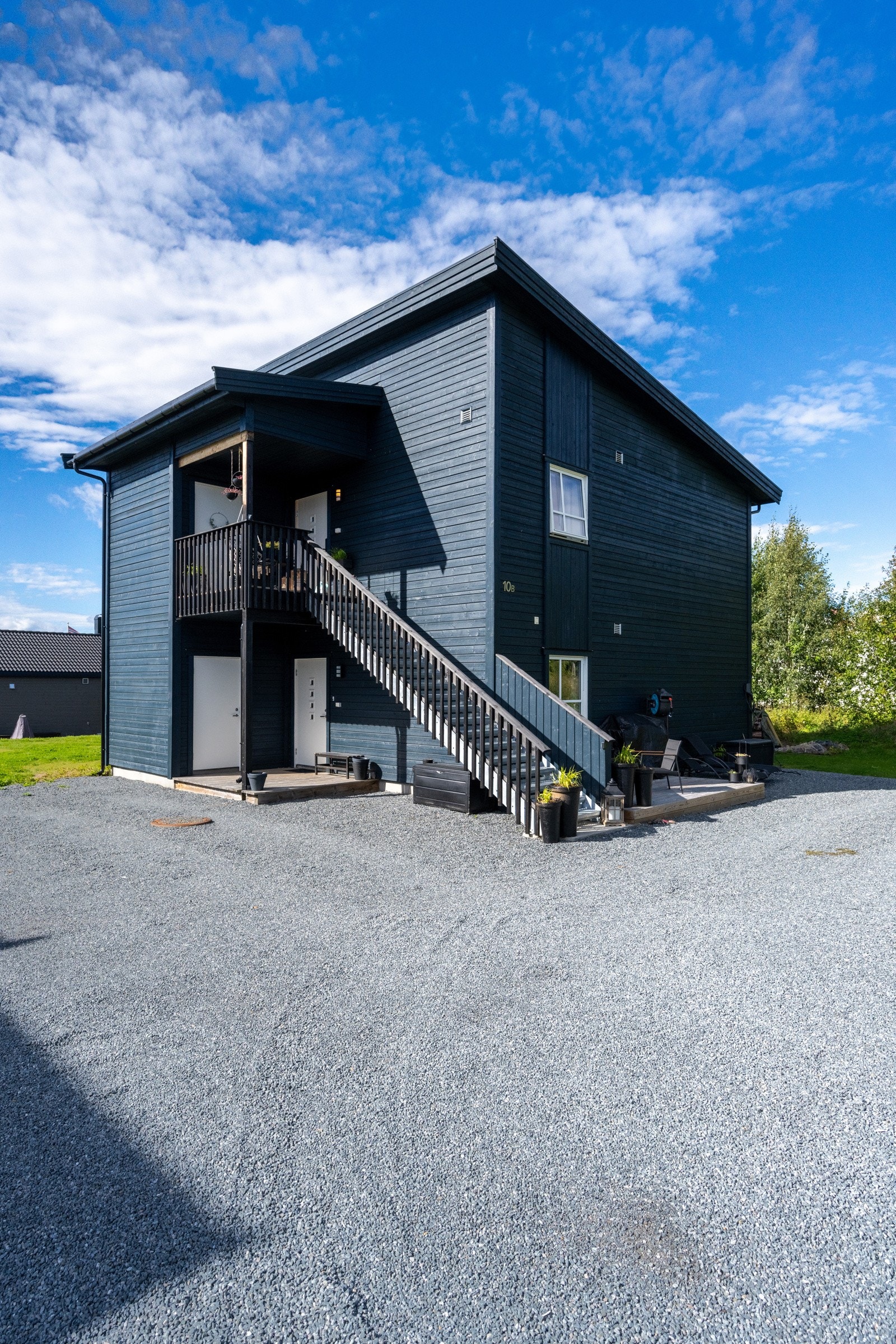 Biloppstillingsplass rett utenfor døra. Galleribilde
