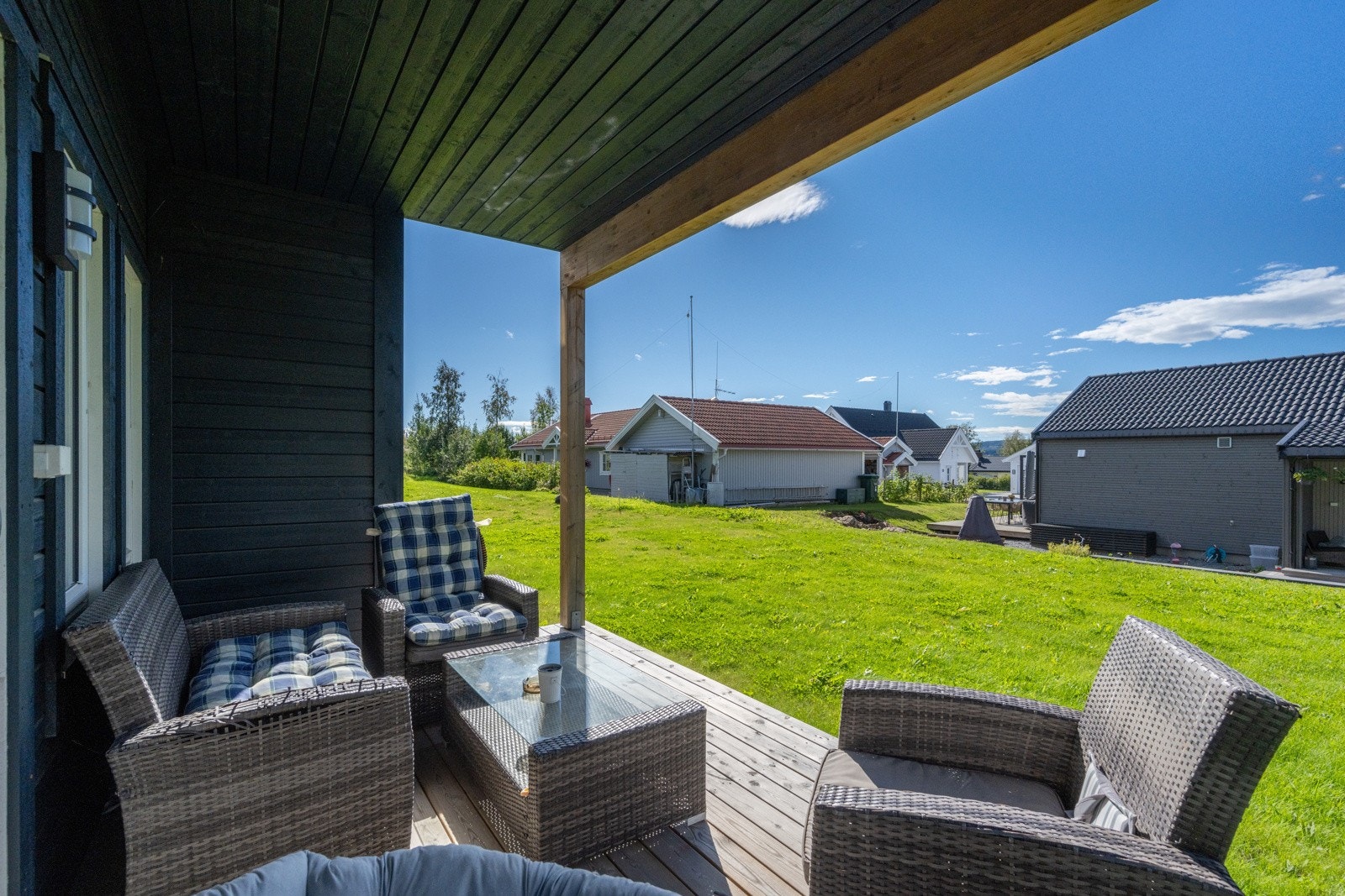 Solrik terrasse med direkte adkomst til hage. Galleribilde