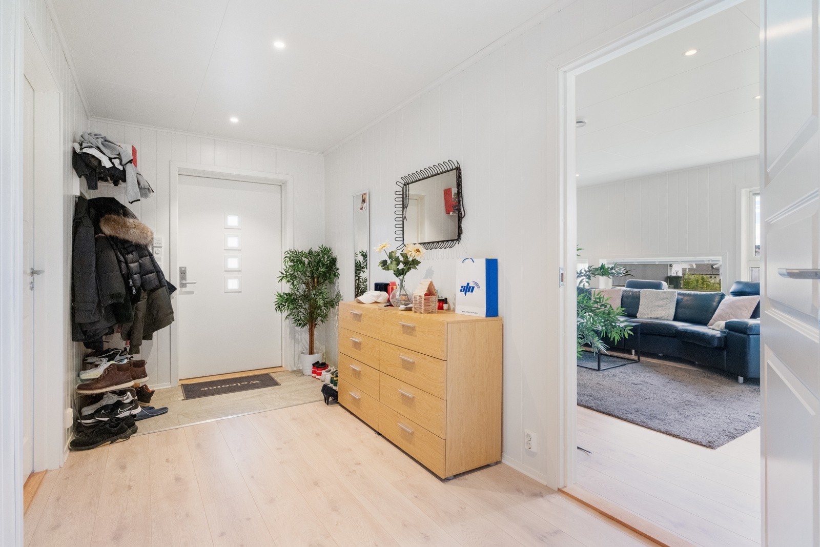 Entre med plass til oppbevaring av klær og sko. Galleribilde