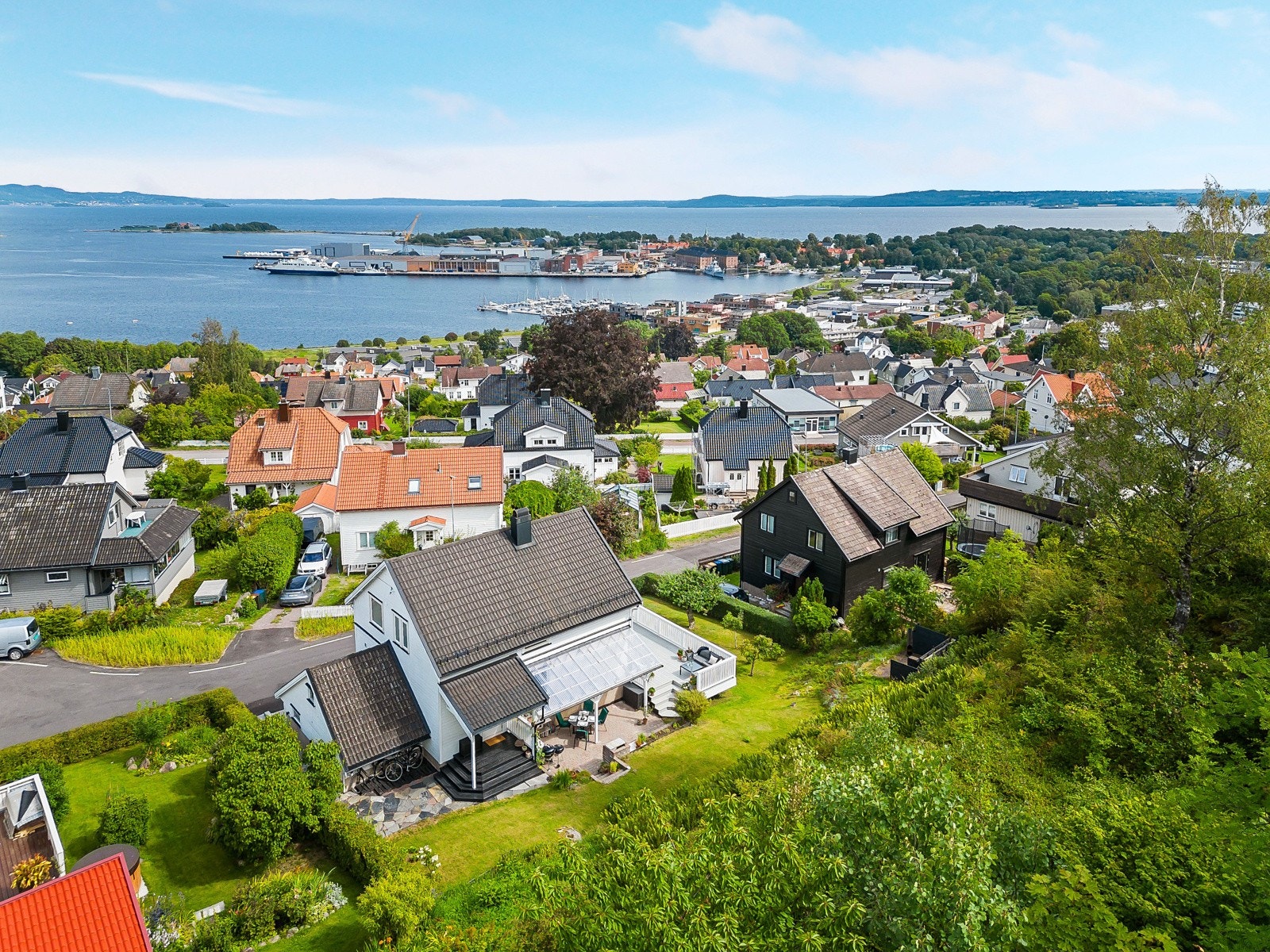 Mens her se vi et dronebilde av fasaden mot vest og Karljohansvern (i overkant av bildet) Galleribilde