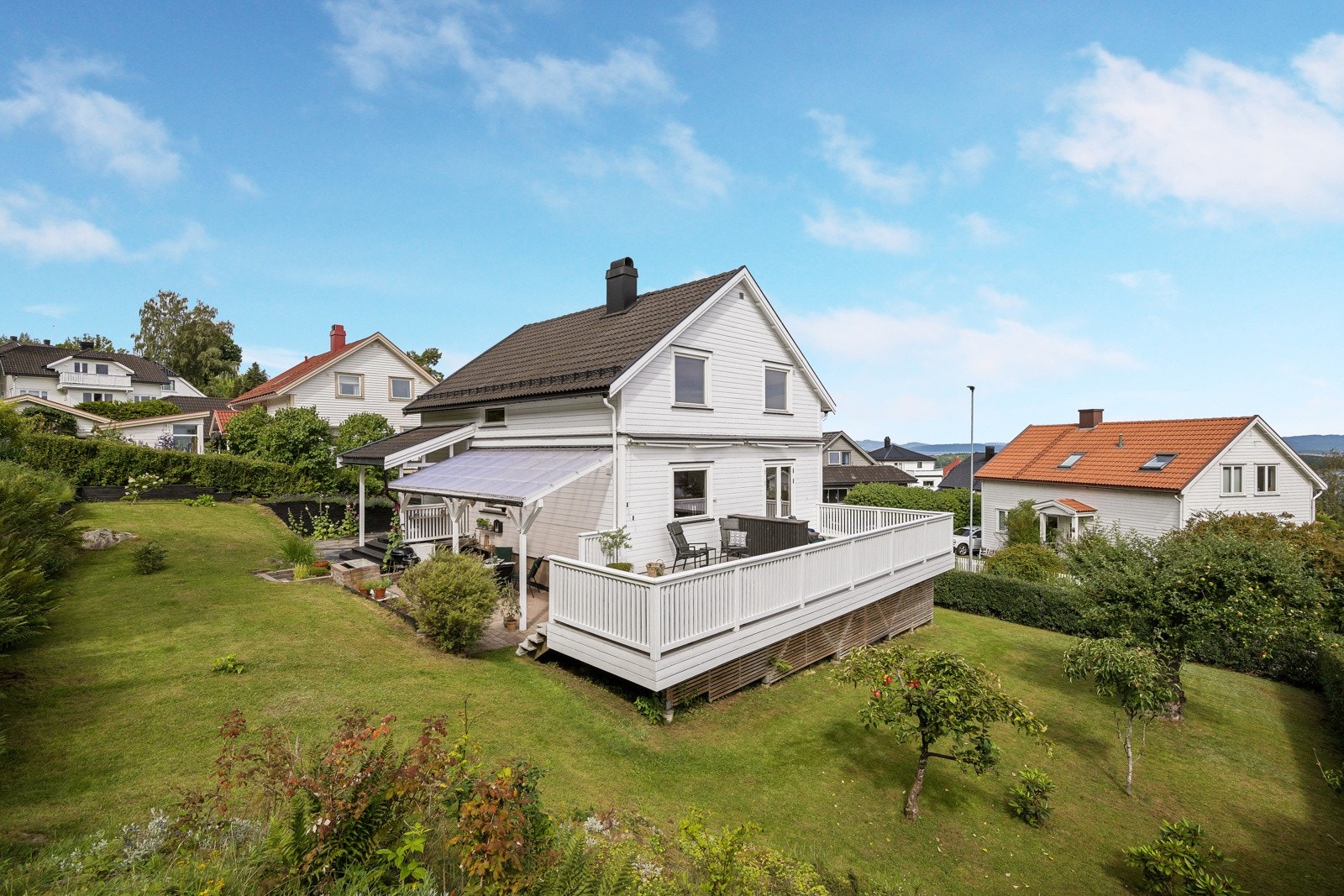 Her ser vi både terrassen og den lune uteplassen ved inngangspartiet Galleribilde